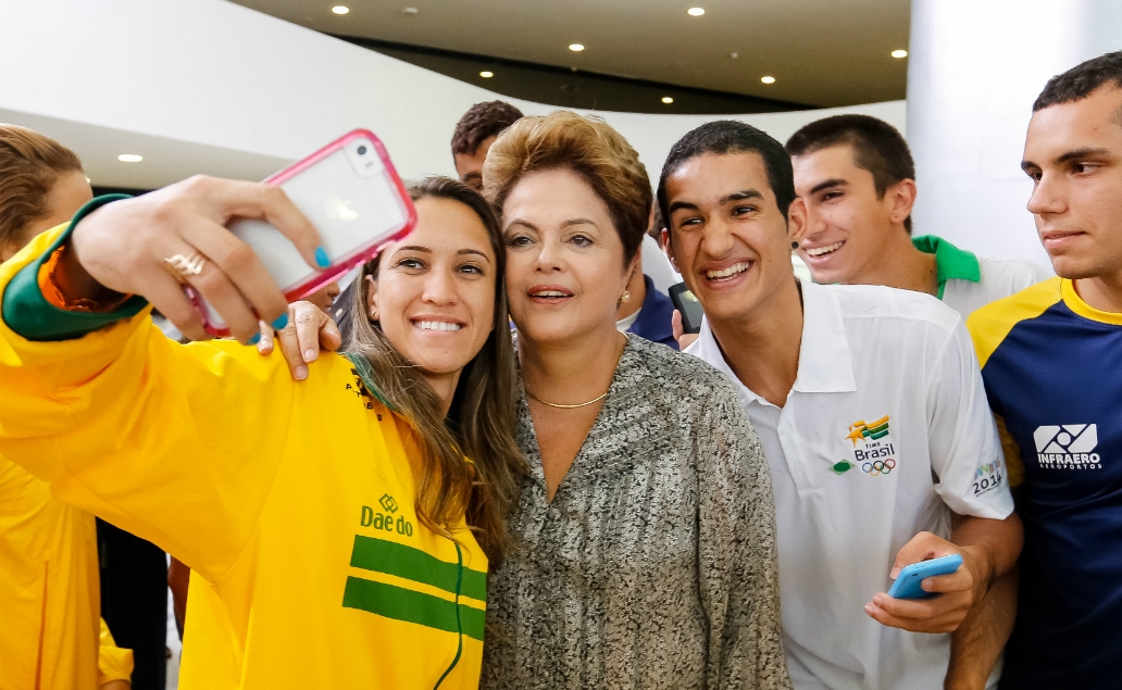 Alguns atletas aproveitaram a oportunidade para tirar uma selfie com a presidenta (Roberto Stuckert/PR)