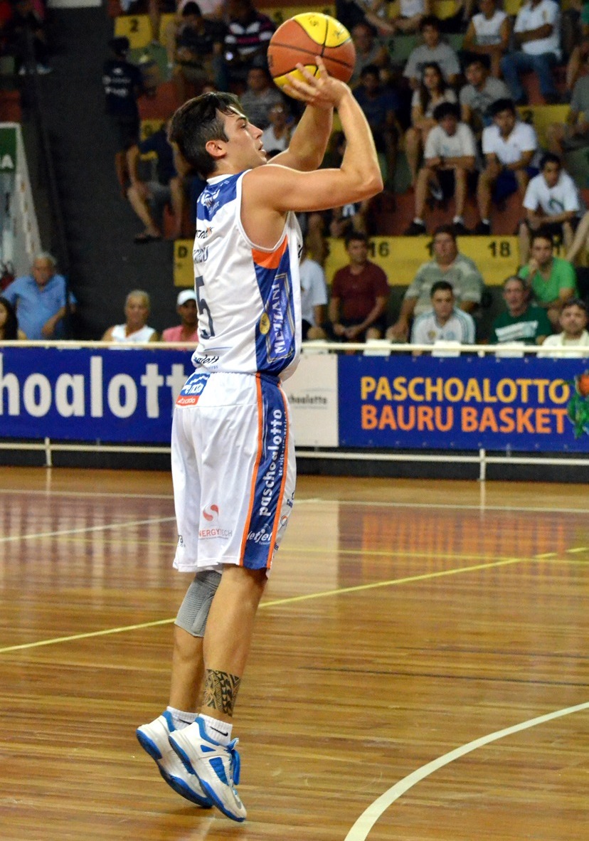 Cestinha e garçom: Fischer brilhou no triunfo bauruense (Henrique Costa/Bauru Basket)