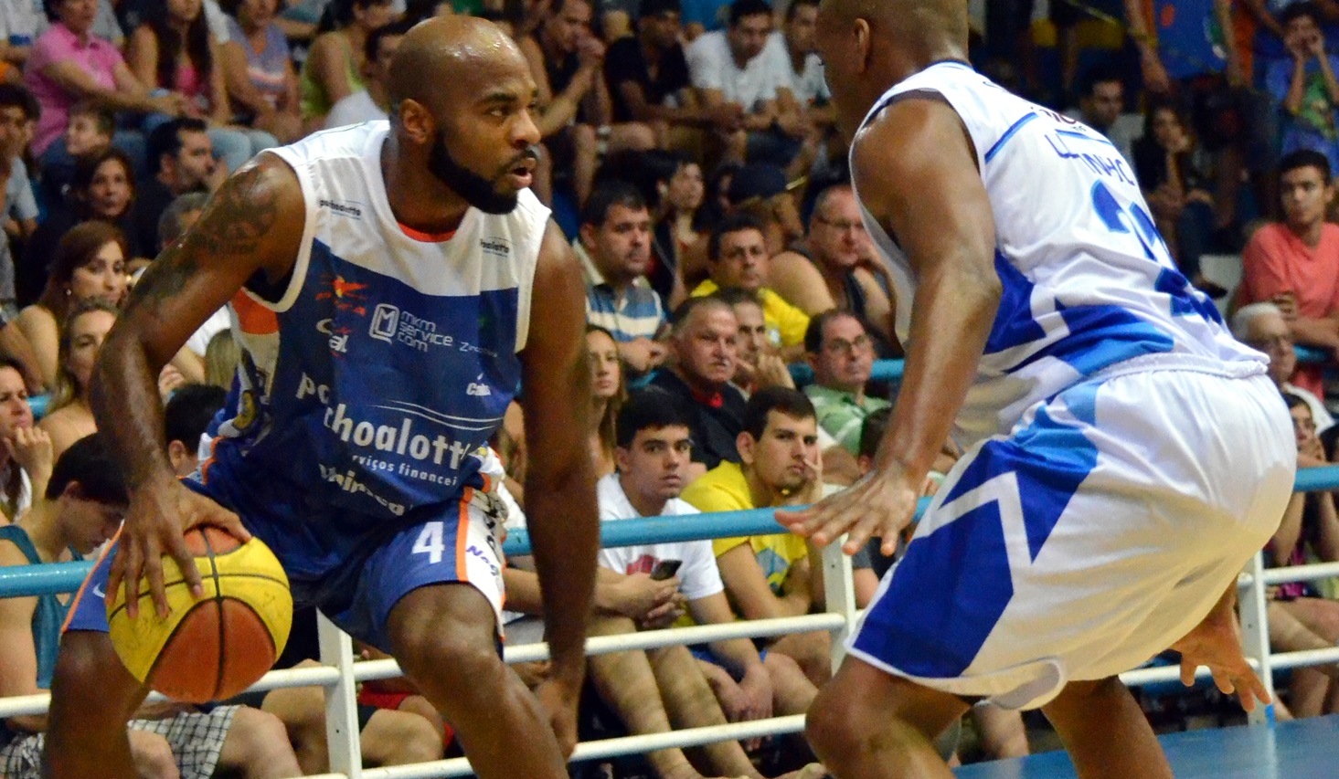 Bauru, do ala/armador Larry Taylor, foi uma das três equipes a garantir vaga nas semifinais do Paulista (Henrique Costa/Bauru Basket)