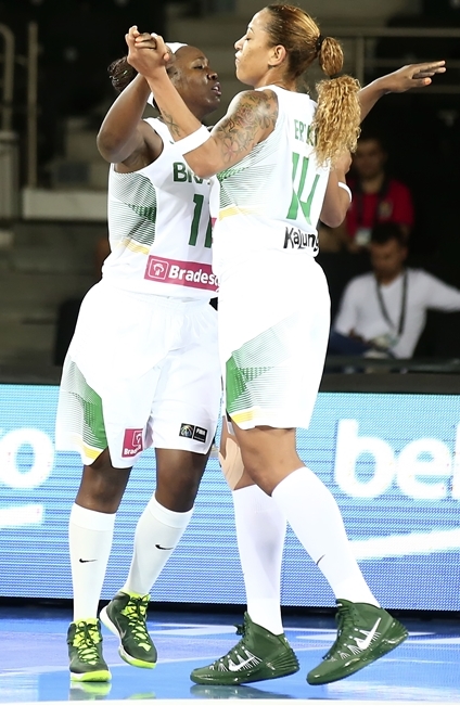 Clarissa e Érika dominaram as ações no garrafão e tiveram boas atuações na vitória brasileira (FIBA/Divulgação)