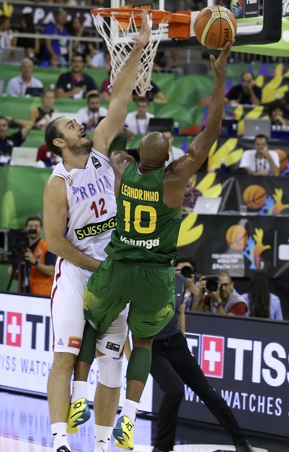 Brasil e Sérvia fizeram um jogo emocionante pela 1ª fase do Mundial (FIBA/Divulgação)