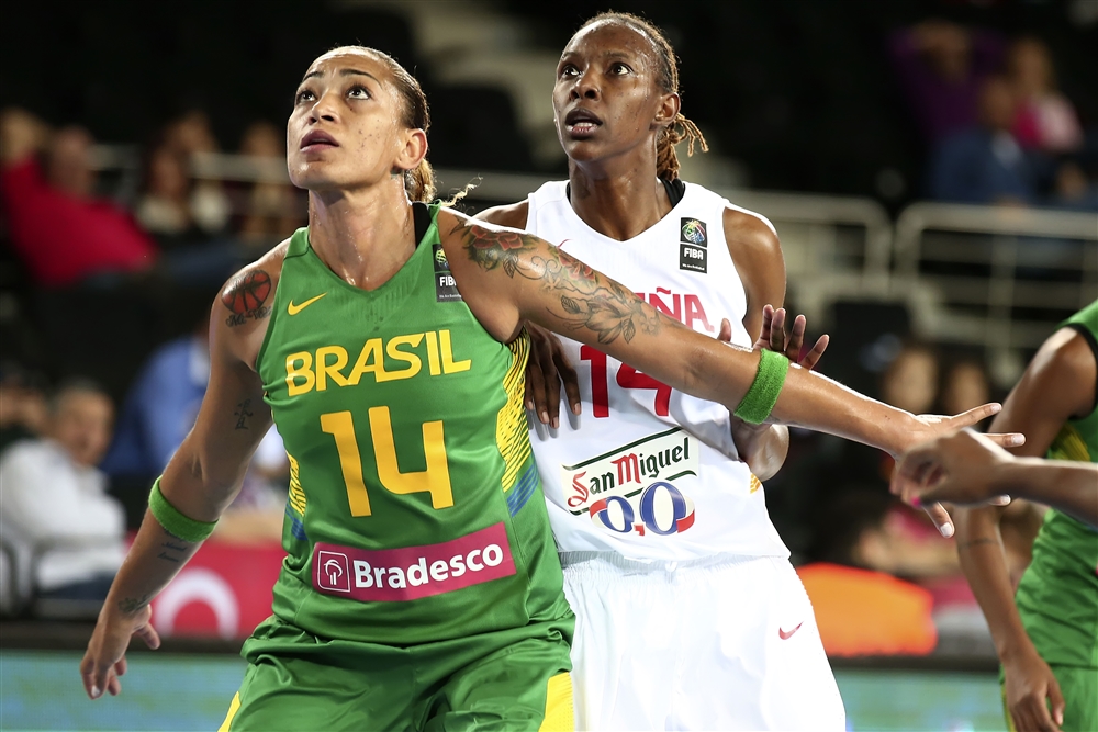 Érika de Souza e sua companheira de equipe do Atlanta Dream, Sancho Lyttle. Ambas lideraram suas equipes em pontos no jogo de hoje pelo Grupo A do Mundial da Turquia (FIBA)