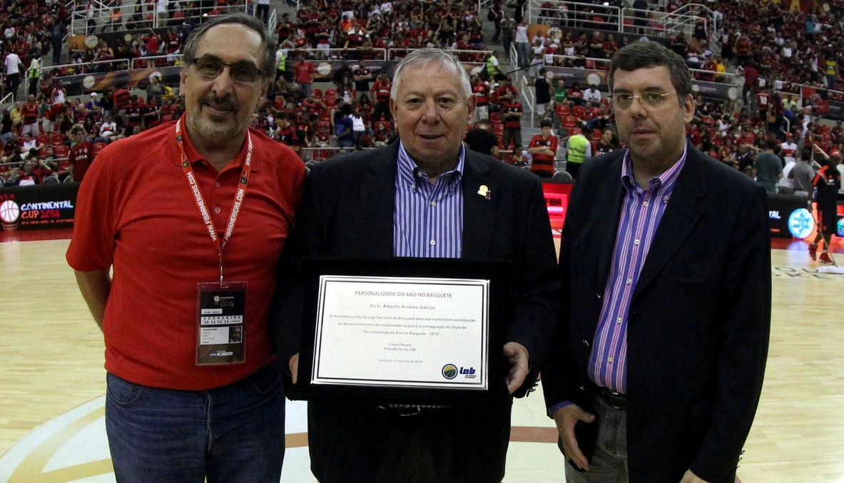 Alberto Garcia recebeu o prêmio das mãos do Diretor Institucional e ex-presidente da LNB, Kouros Monadjemi, e do Secretário Nacional de Esportes de Alto Rendimento, Ricardo Leyser, dono do prêmio do ano passado (Gaspar Nóbrega/FIBA Américas)