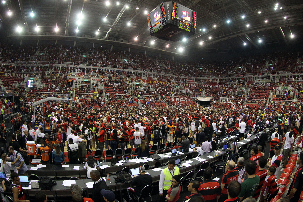 Quadra da HSBC Arena foi tomada por torcedores rubro-negros ao final da histórica da partida do título (Gaspar Nóbrega/FIBA Américas)