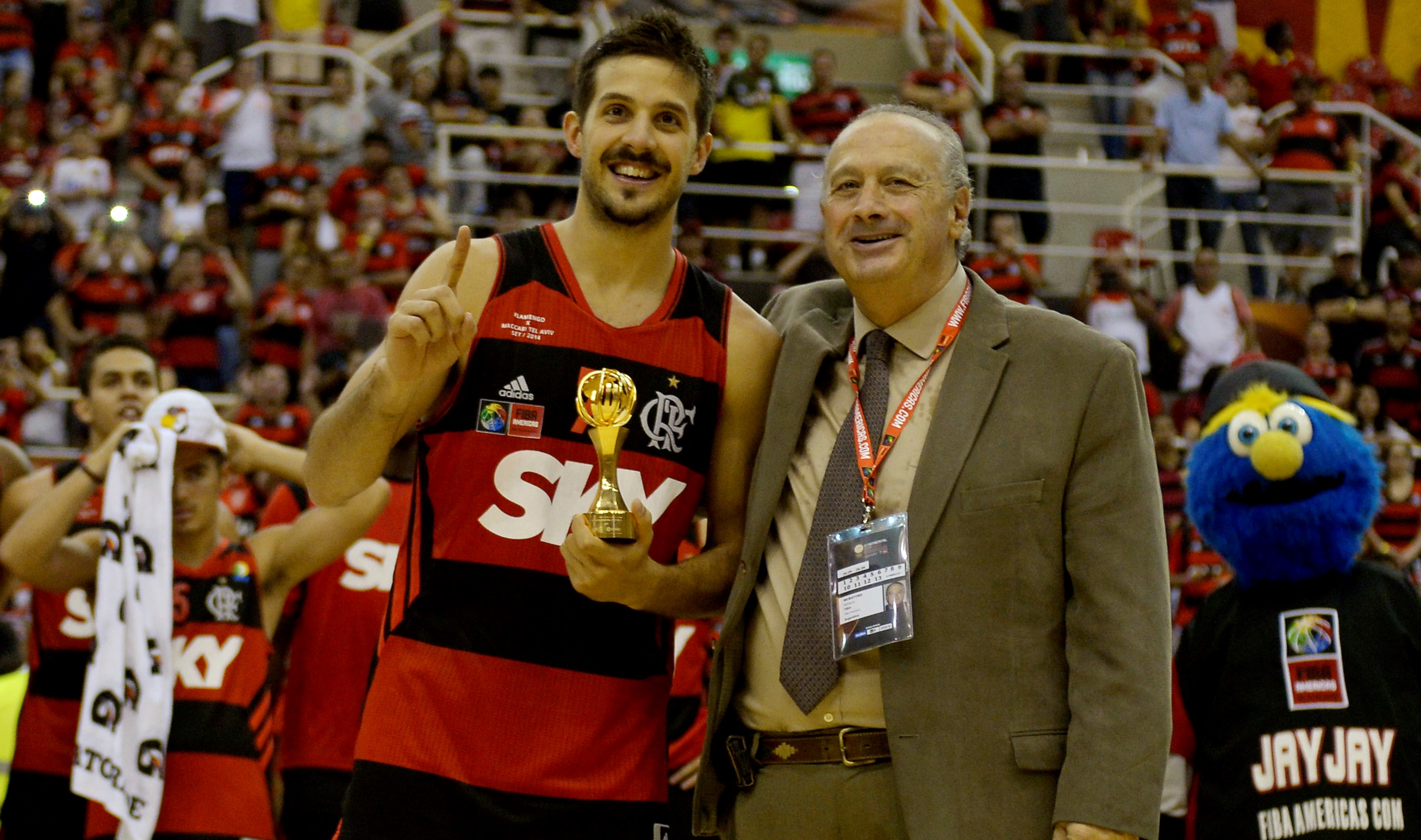 Laprovittola recebeu o prêmio de MVP da Copa Intercontinental das mãos de Horacio Muratore, presidente da FIBA (Gaspar Nóbrega/Inovafoto)