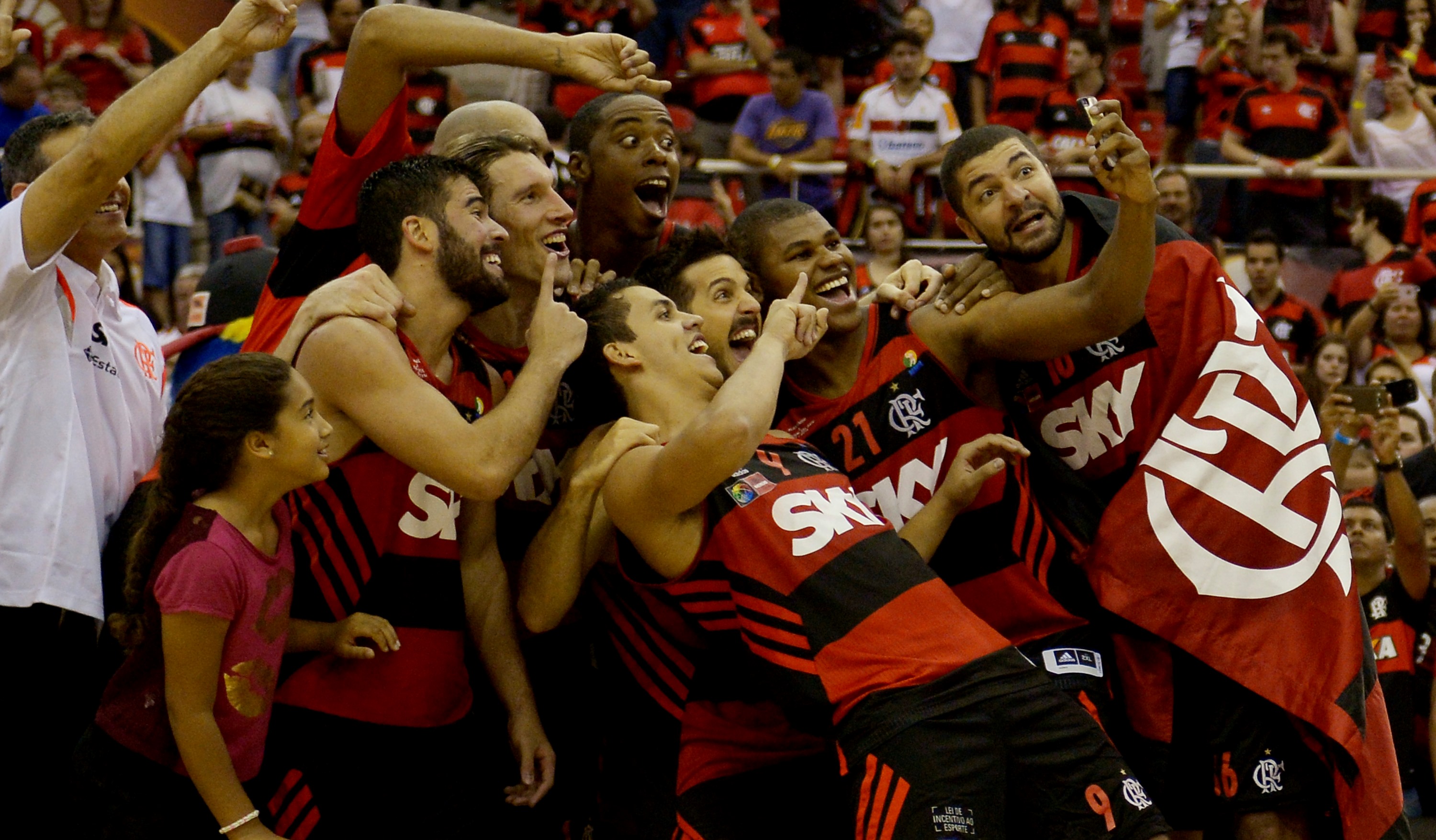 Selfie do título: jogadores do Flamengo fizeram muita festa com o título mundial (Gaspar Nóbrega/Inovafoto)