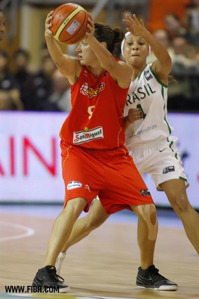 O duelo entre as experientes armadoras Laia Palau (ESP) e Adrianinha (BRA) se repetirá na primeira fase do Mundial da Turquia (Elio Castoria/FIBA)