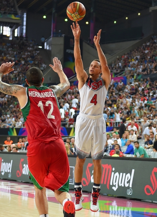 Curry comandou o tranquilo triunfo norte-americano sobre os mexicanos (FIBA/Divulgação)