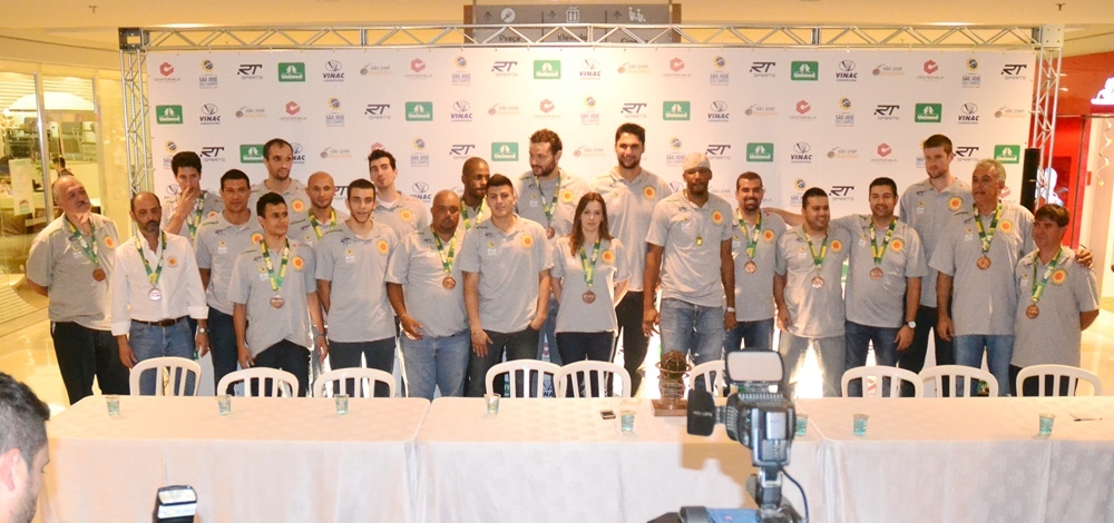 Com novas caras presentes, elenco do São José foi anunciado durante a cerimônia de entrega do troféu de terceiro colocado do NBB6 (Tião Martins/PMSJC)