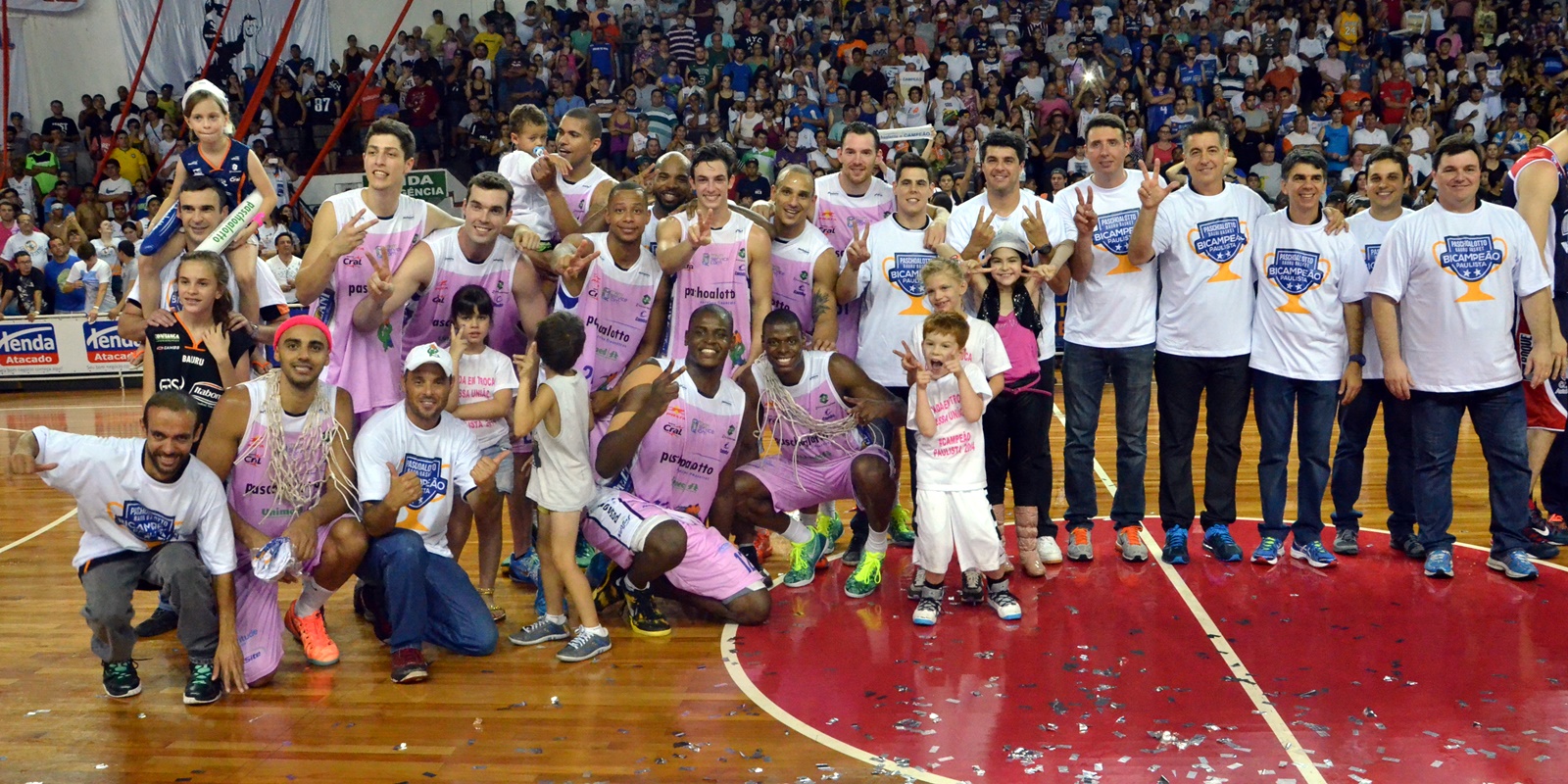 Jogadores comemoram a conquista do segundo Campeonato Paulista consecutivo do Bauru (Henrique Costa/Bauru Basket)