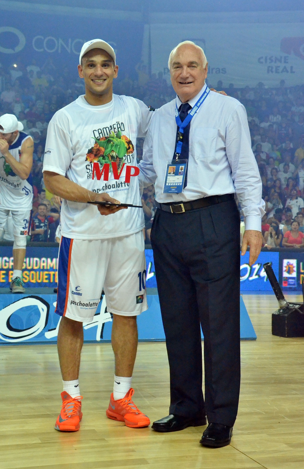 Alex Garcia, do Bauru, eleito o MVP da Liga Sul-Americana 2014, e Geraisme Bozikis, presidente da ABASU