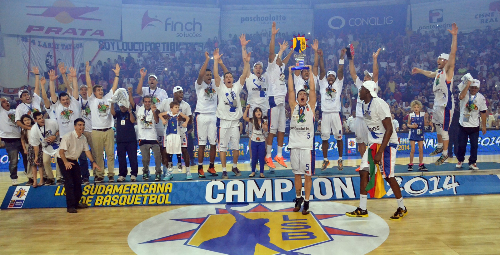 No final de 2014, Bauru conquistou a Liga Sul-Americana e deu o 4º título continental seguido ao basquete brasileiro (Henrique Costa/Bauru Basket)