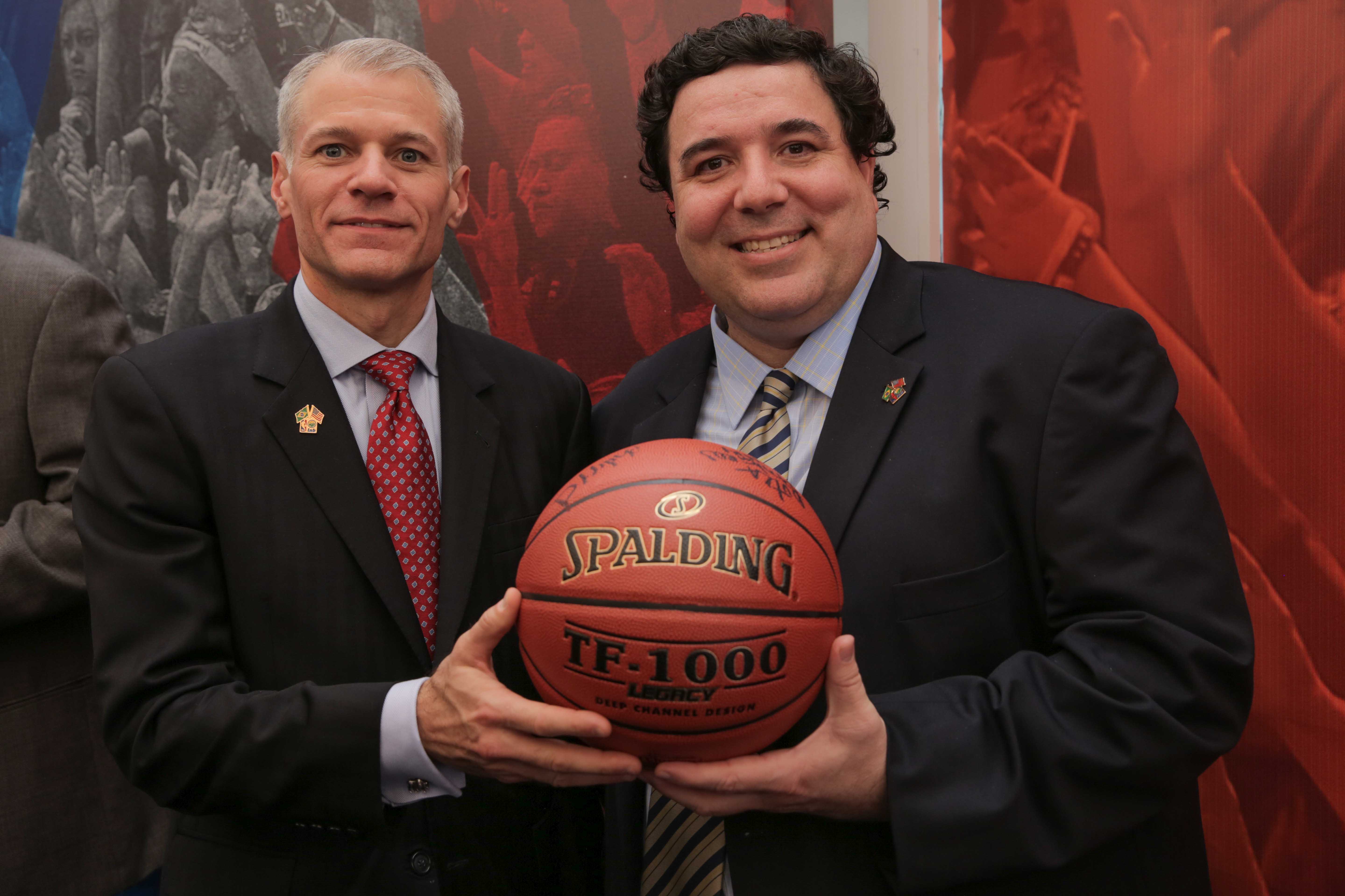 Jason Carrily, chefe do departamento estratégico e financeiro da NBA, e João Fernando Rossi, vice-presidente da LNB