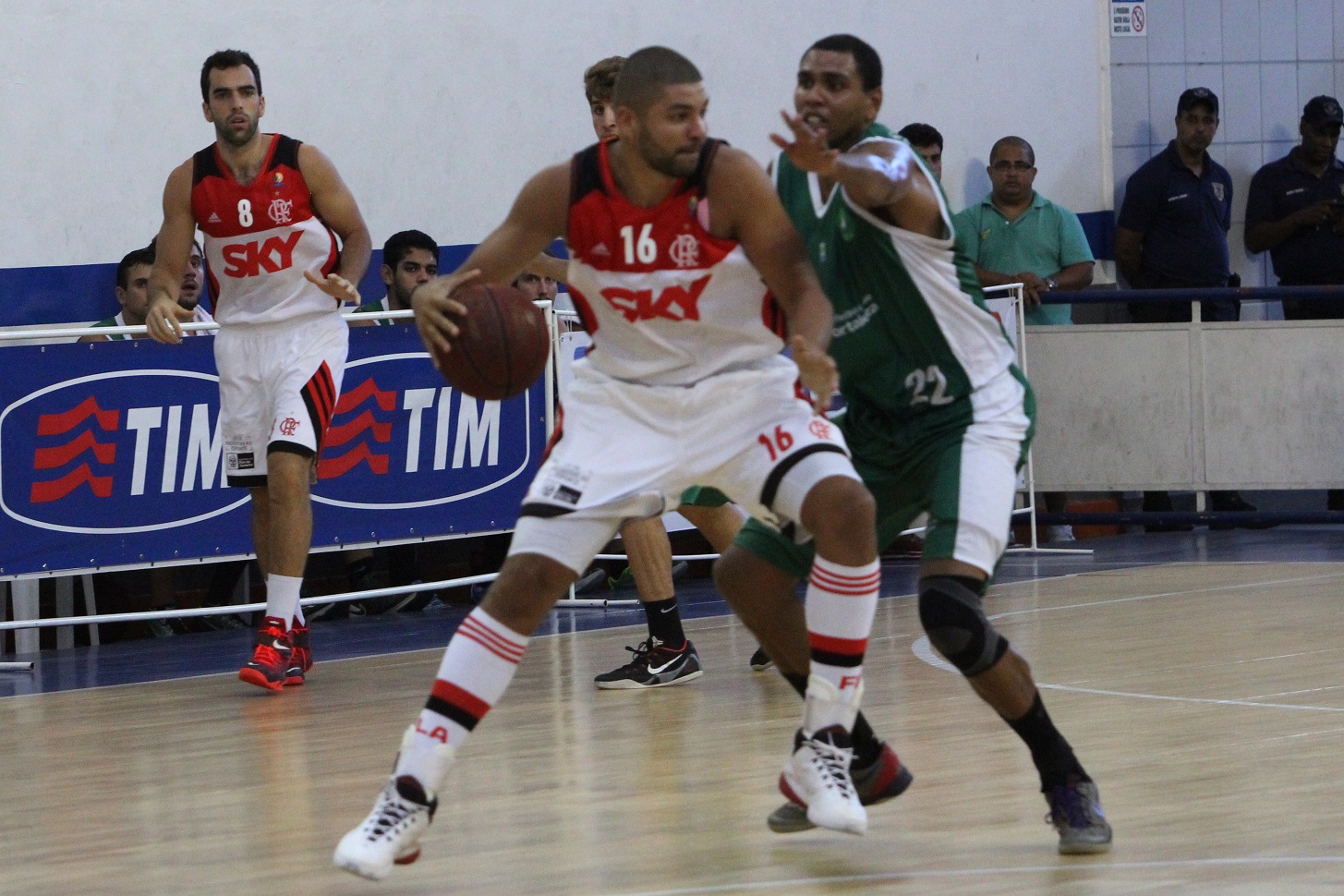 Olivinha, do Flamengo, e Erick Camilo, do Basquete Cearense