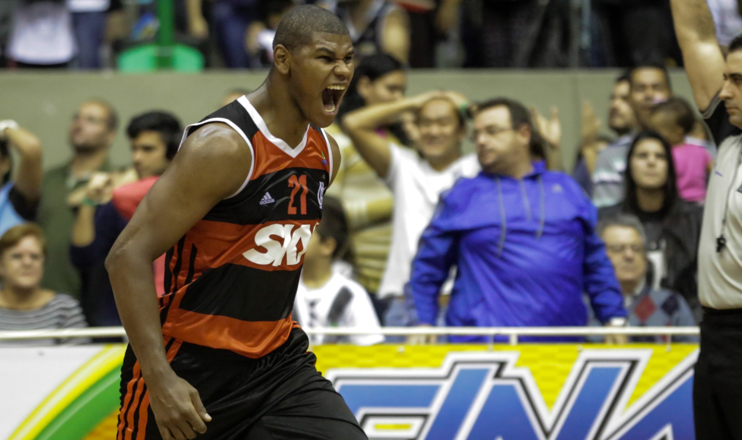 Alegria de Felício e tristeza da torcida mogiana ao fundo: equipes se reencontrarão após emocionante série semifinal do NBB 6 (Luiz Pires/LNB)