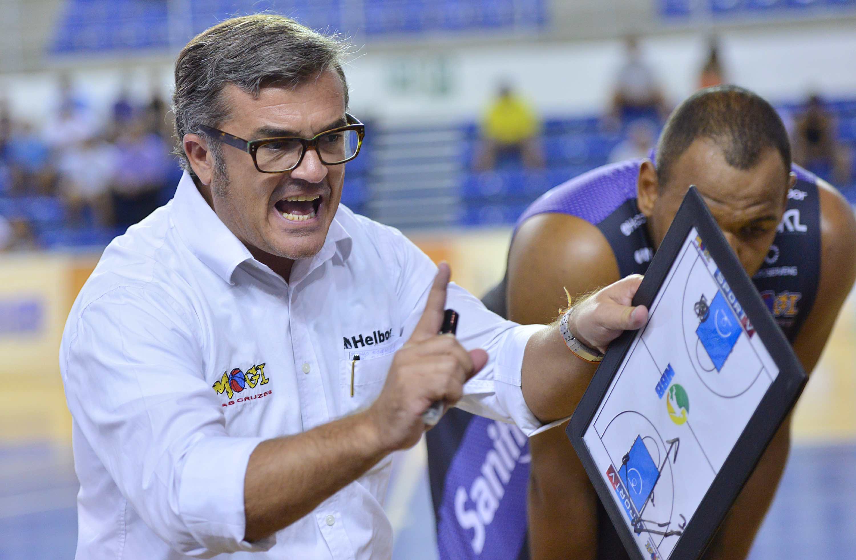 O Mogi não contará com a presença do treinador Paco Garcia no banco contra o Pinheiros (João Pires/LNB)