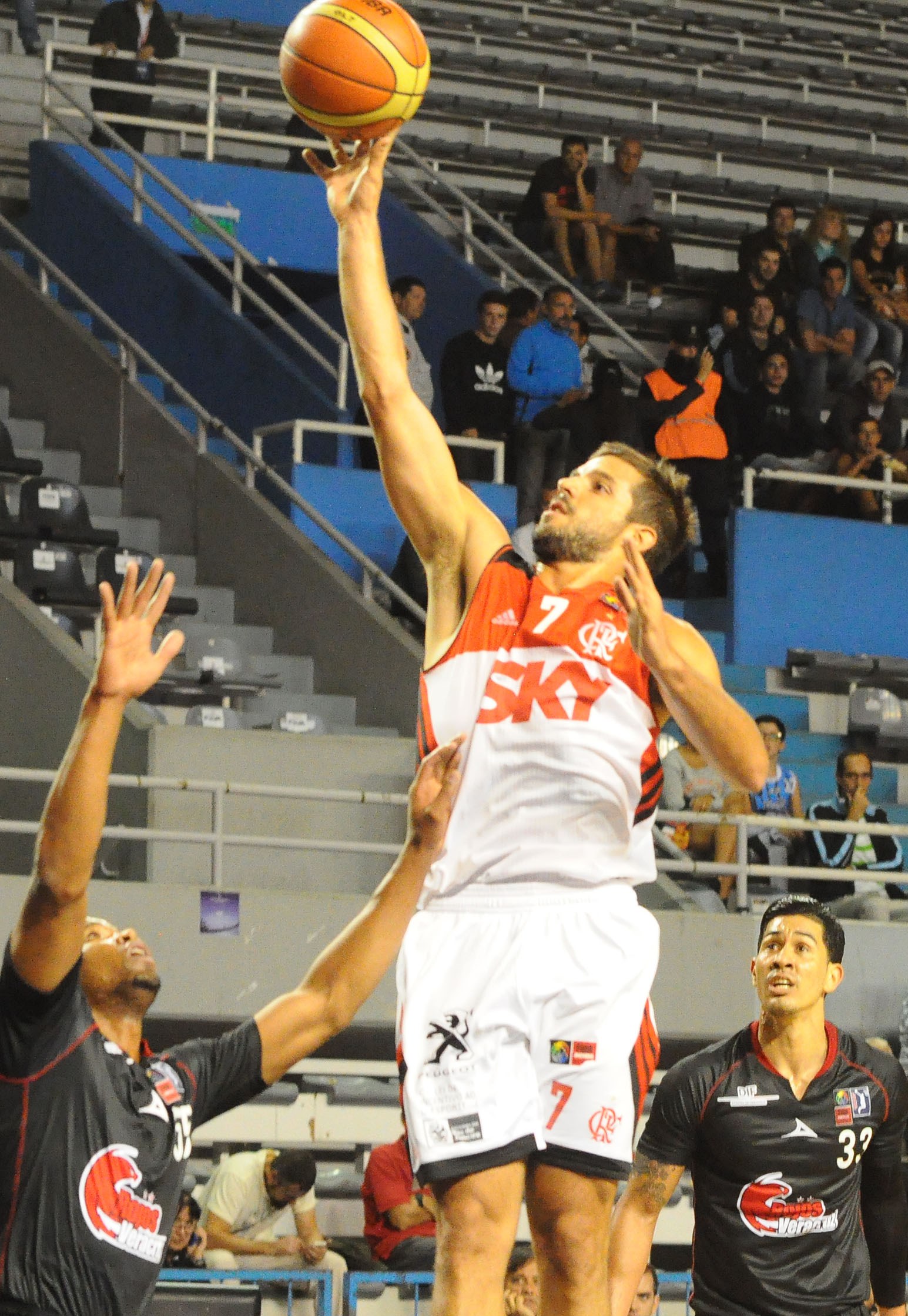 Laprovittola teve grande participação no jogo, principalmente no 3º quarto (FIBA Américas/Divulgação)