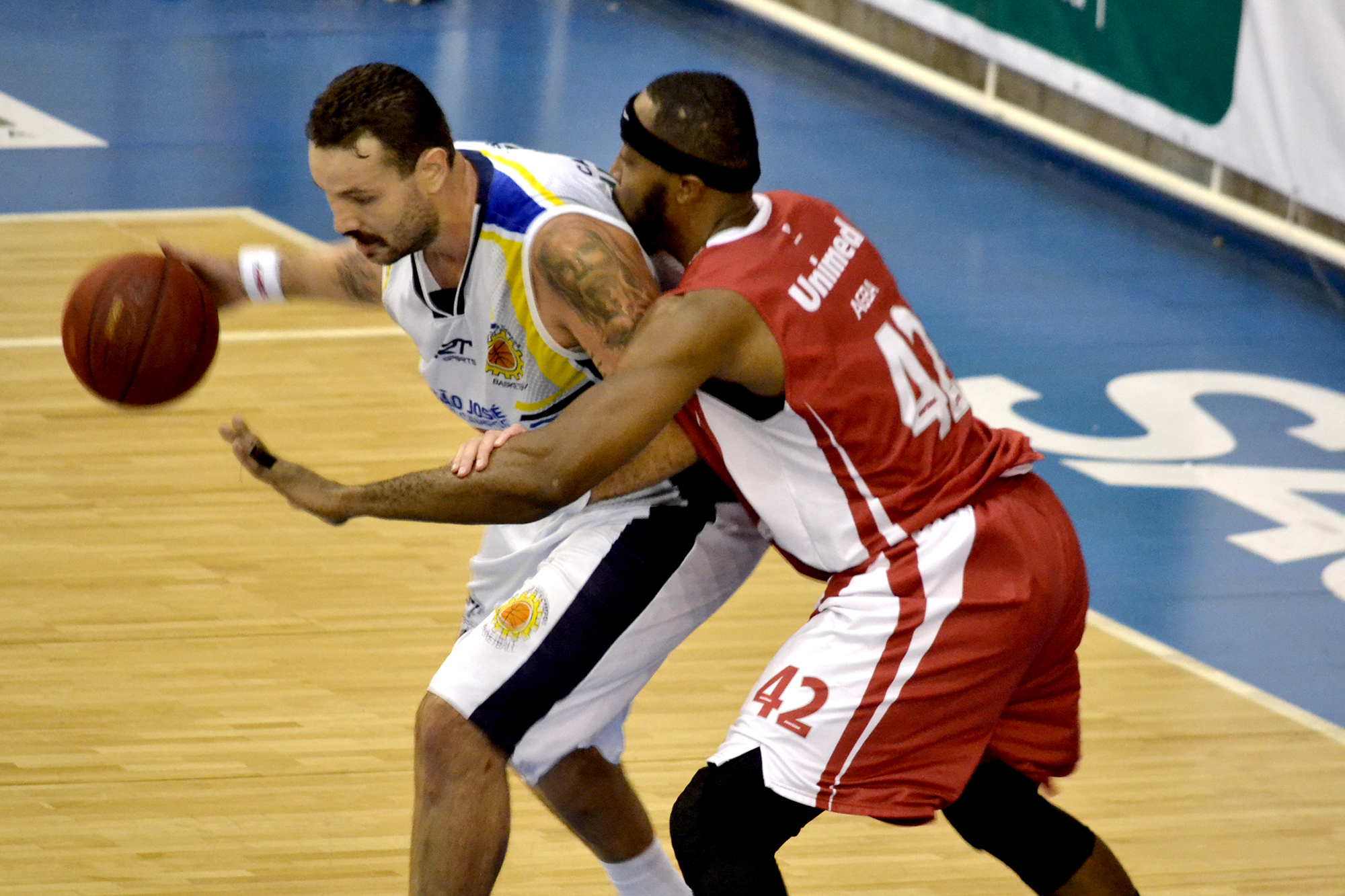 Caio Torres, do São José, e Jeff Agba, do Paulistano