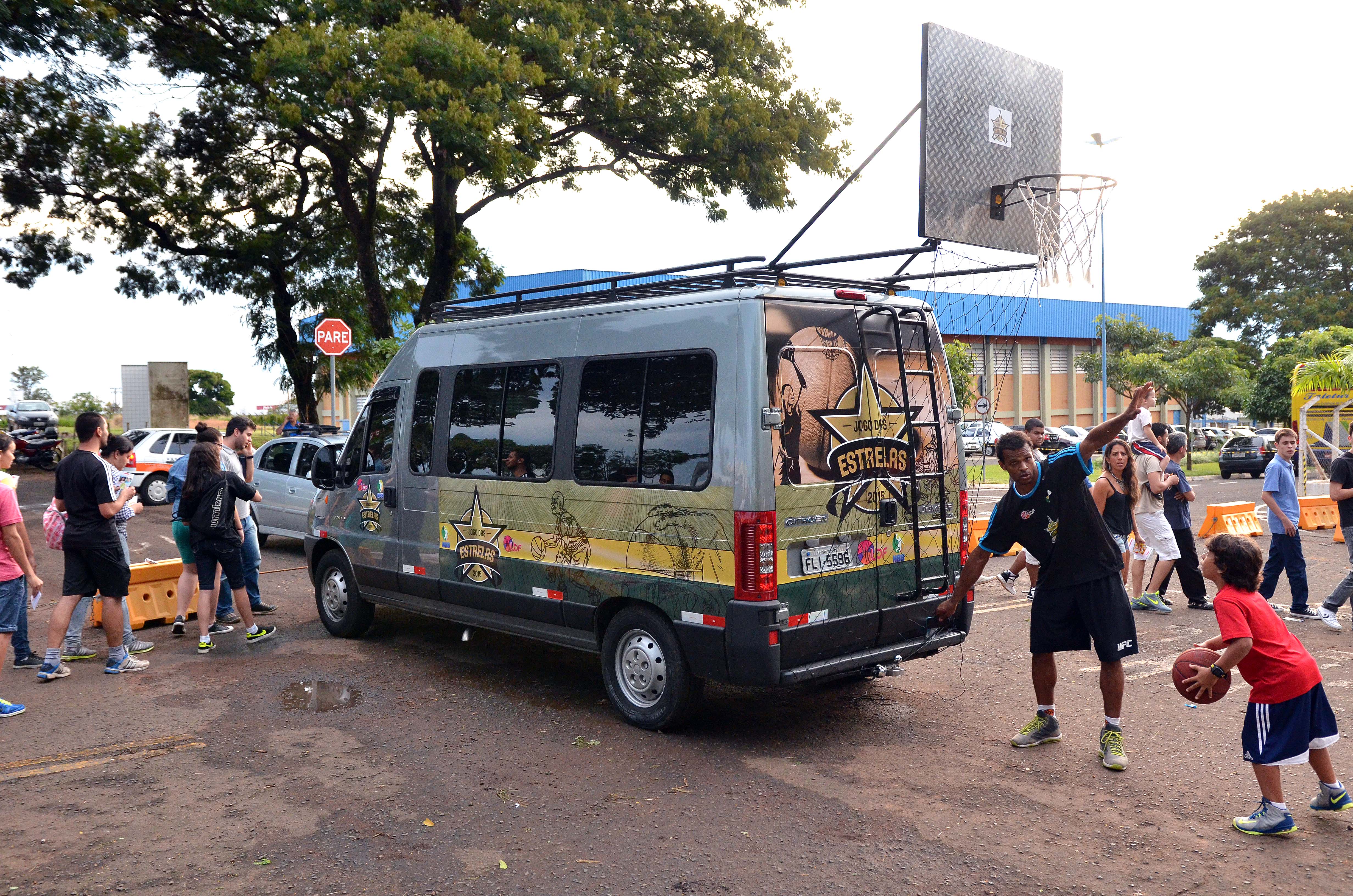 Van com tabela embutida na traseira foi sucesso no Jogo das Estrelas 2015 (Fotojump/LNB)
