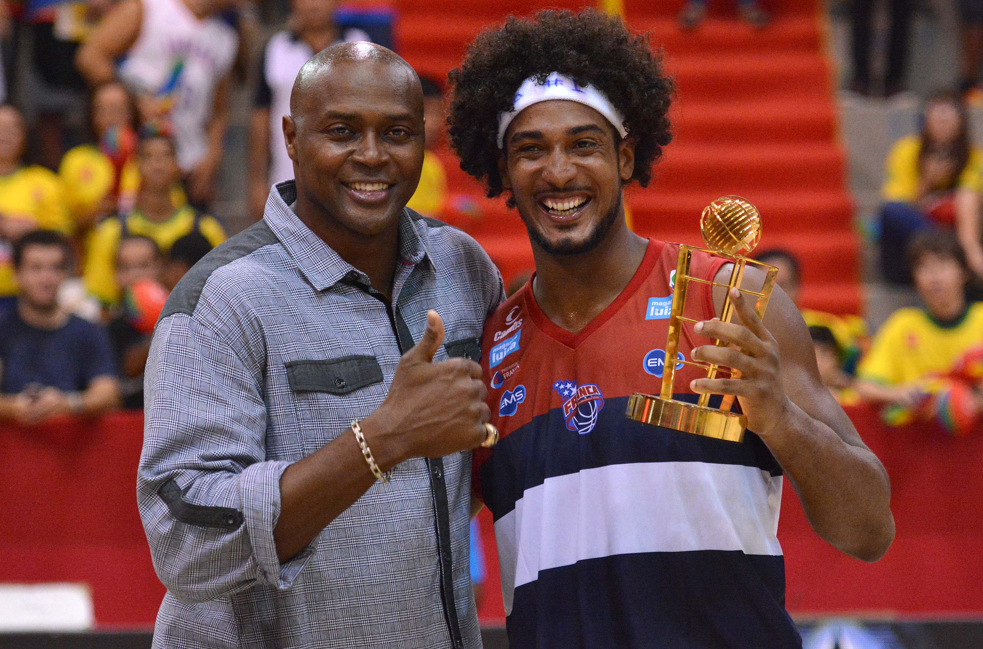 Horace Grant com André Coimbra, campeão do Torneio de Enterradas do Jogo das Estrelas 2015 do NBB