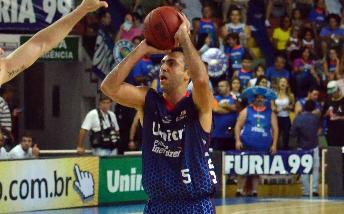 O armador Hélio teve atuação importante no último quarto para a vitória do Uberlândia (Henrique Costa/Bauru Basket)