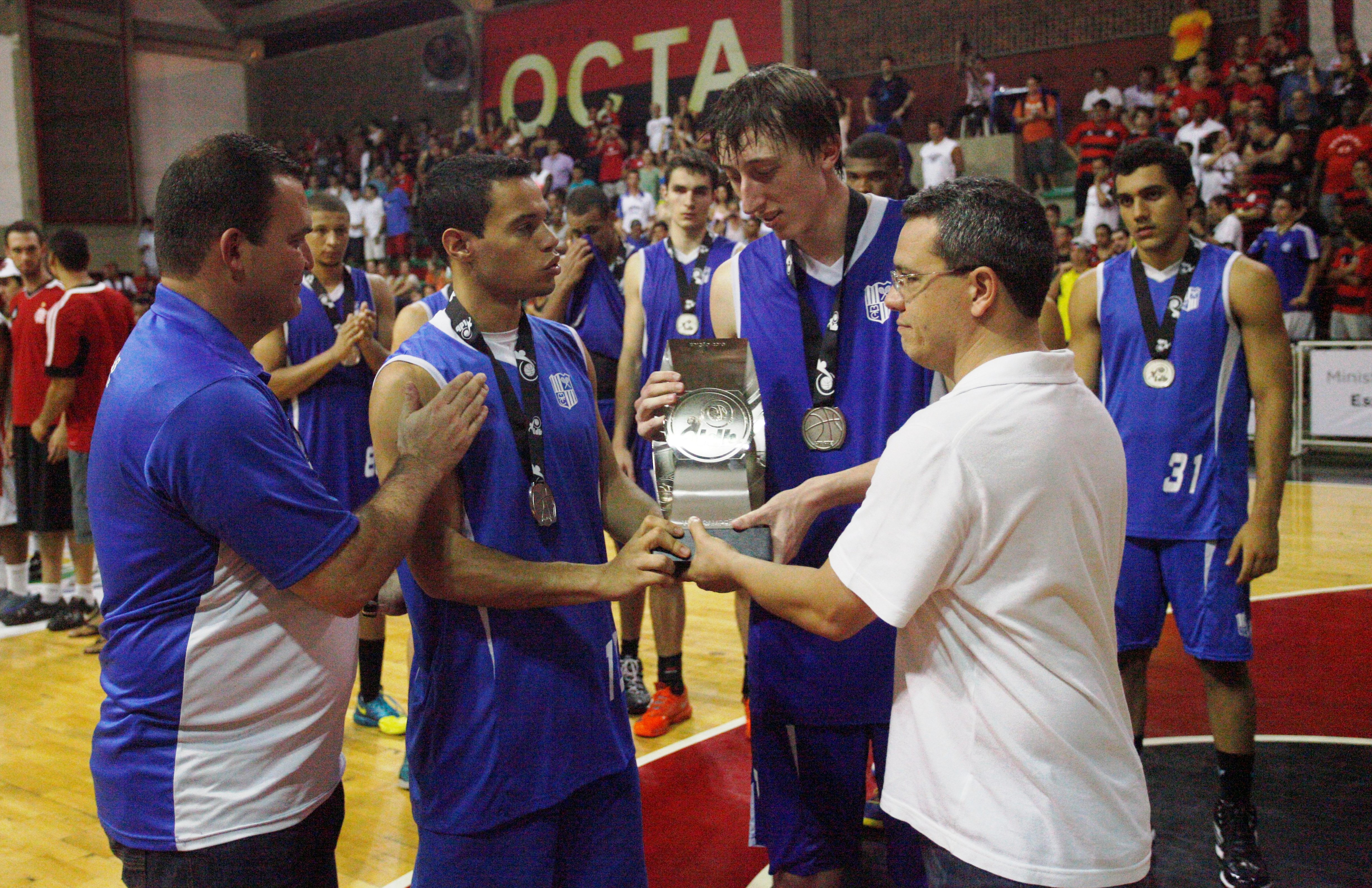 Vice-campeões da LDB 2013, como Coelho e Bruno Irigoyen, hoje são base do time adulto do Minas no NBB 7 (Lucas Figueiredo/LNB)