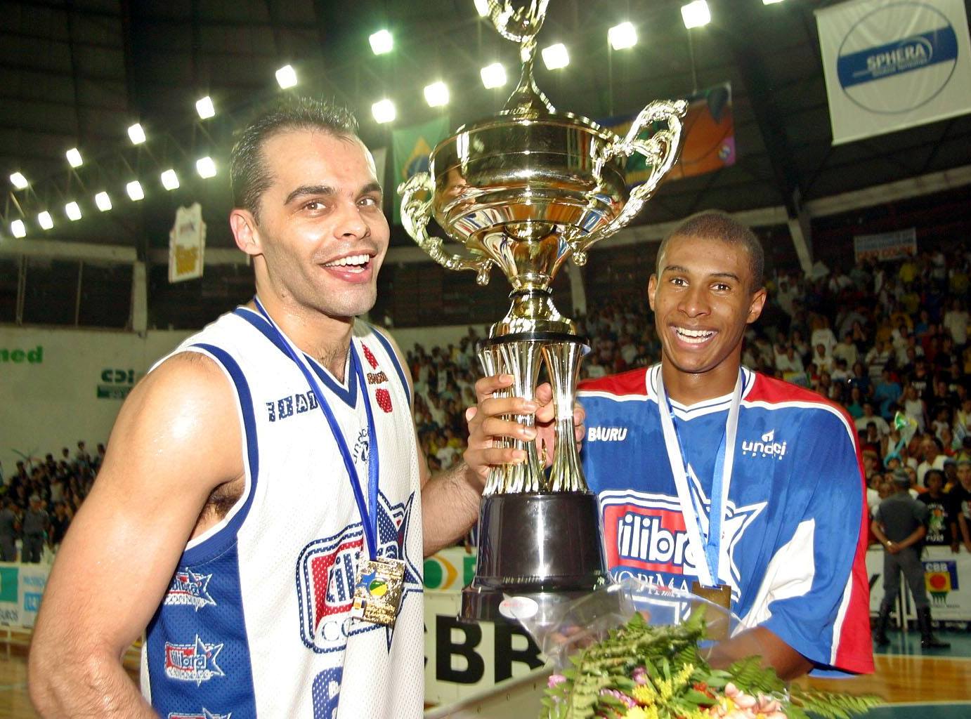 Leandrinho comemorando o título nacional de 2002 com o Bauru ao lado do craque Vanderlei (Divulgação)