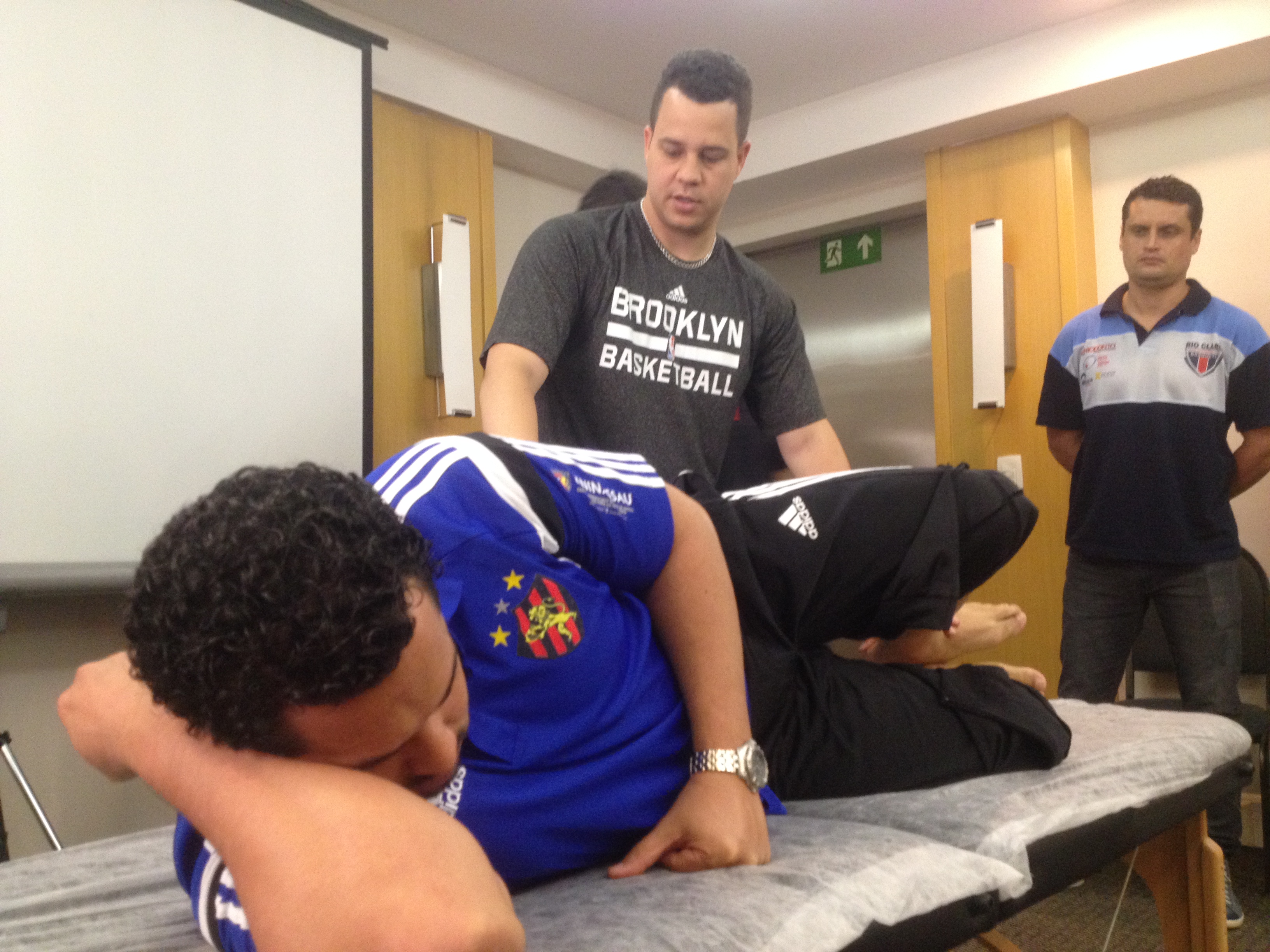 Brasileiro Alessandro Oliveira, do Brooklyn Nets, foi o palestrante dos fisioterapeutas (Divulgação/LNB)