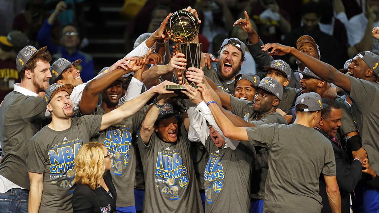 Golden State Warriors fechou a série melhor de 7 em 4 a 2 e conquistou seu primeiro título desde 1975 (NBA/Getty Images)