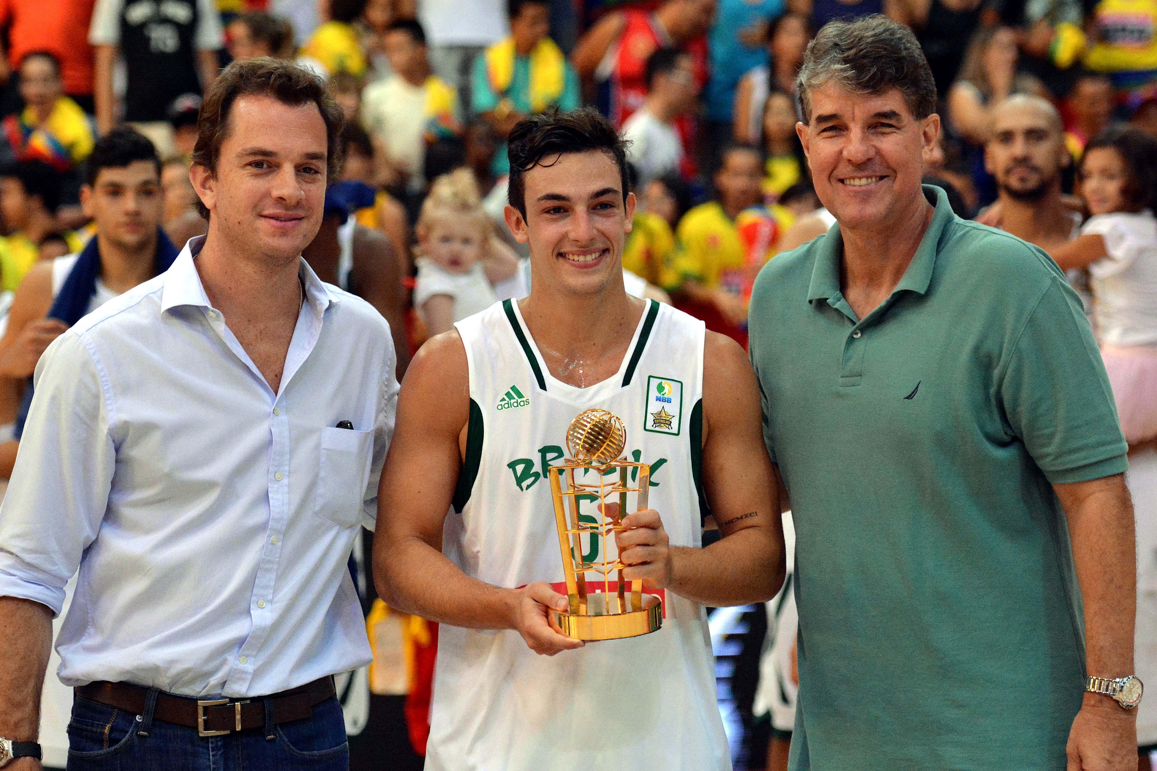 No último Jogo das Estrelas do NBB, Arnon entregou o prêmio de MVP para R. Fischer ao lado de Cássio Roque (Fotojump/LNB)