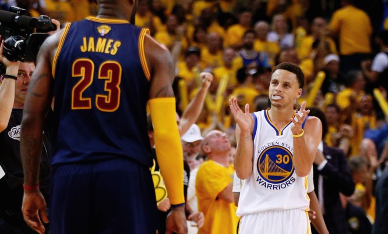 Curry levou a melhor sobre James e os Warriors largaram na frente na Final da NBA (NBA/Divulgação)
