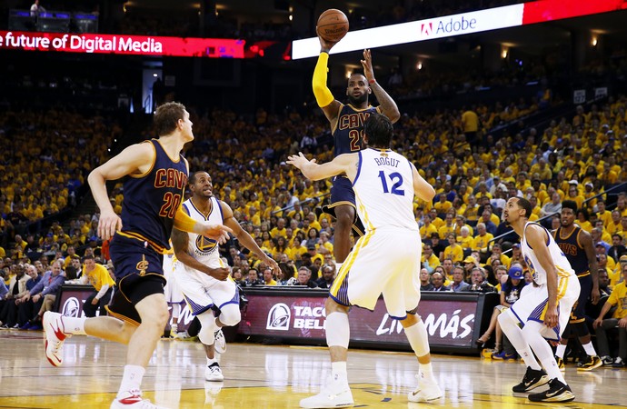 LeBron James teve desempenho brilhante, e liderou a vitória dos Cavaliers no Jogo 2 (NBAE/Getty Images)