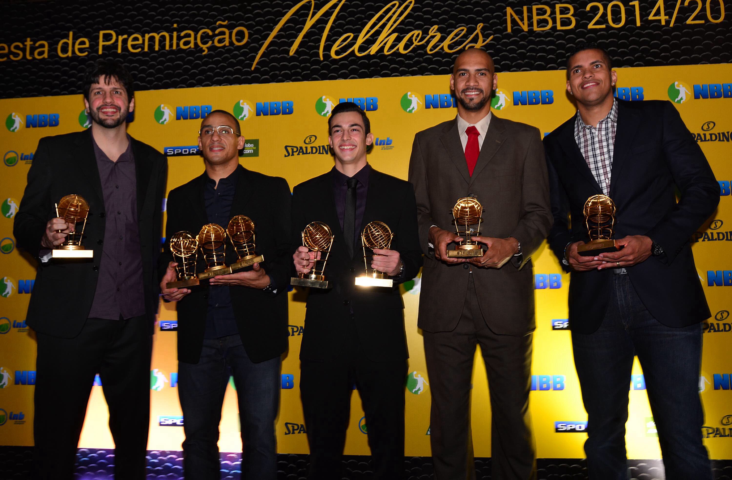Ricardo Fischer, Alex Garcia, Marquinhos, Guilherme Giovannoni e Rafael Hettsheimeir formam o Quinteto Ideal do NBB 7 (João Pires/LNB)