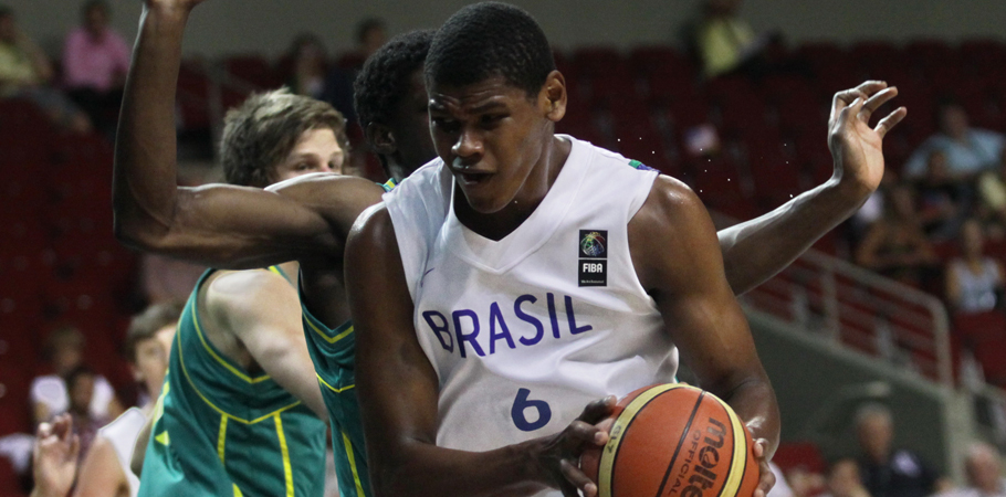 Cristiano Felício disputou o Mundial Sub-19 pela Seleção Brasileira ao lado de seus agora companheiros de NBA, Raulzinho e Lucas Bebê (Divulgação/FIBA)