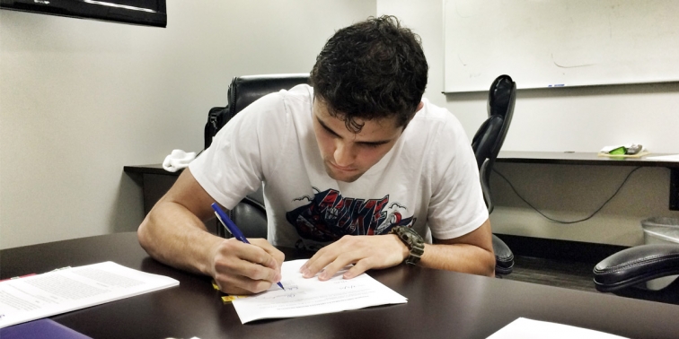 Raulzinho assinou contrato "multi-year" com o Utah, com uma temporada garantida e as seguintes com opção da franquia (Bill Lea/UtahJazz.com)