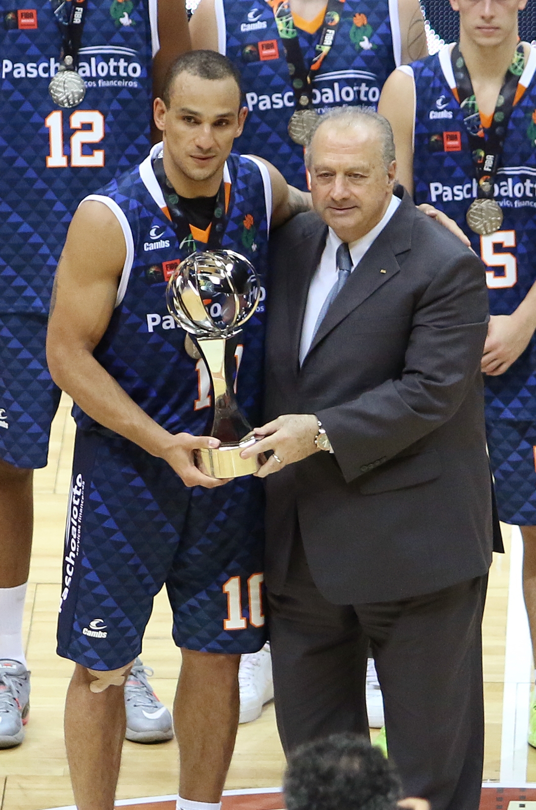 Alex Garcia levantou o troféu de vice-campeão Mundial da equipe bauruense (José Jiménez Tirado/FIBA Americas)
