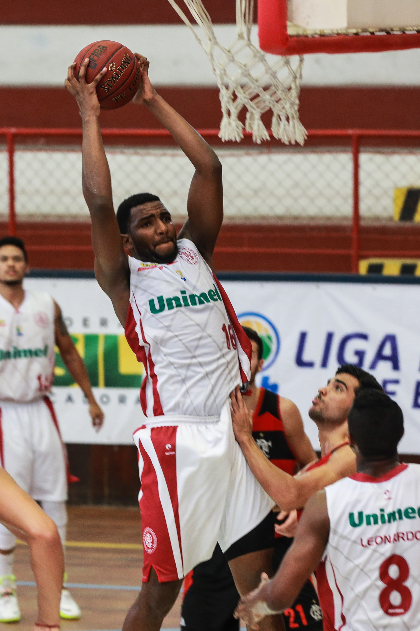 Dominante no garrafão, Vitão foi o destaque da 6ª vitória seguida do Paulistano na LDB (Luiz Pires/LNB)