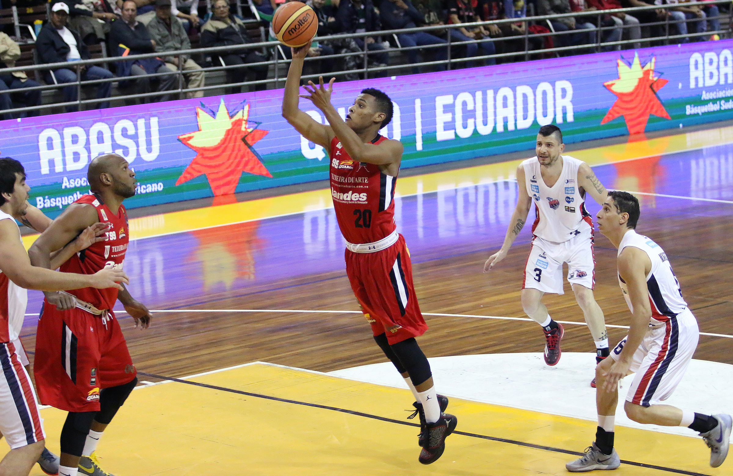 Com vantagem criada ainda no primeiro quarto, o Guaros de Lara conquistou a vitória na rodada de abertura do Grupo C (José Jiménez Tirado/FIBA Americas)