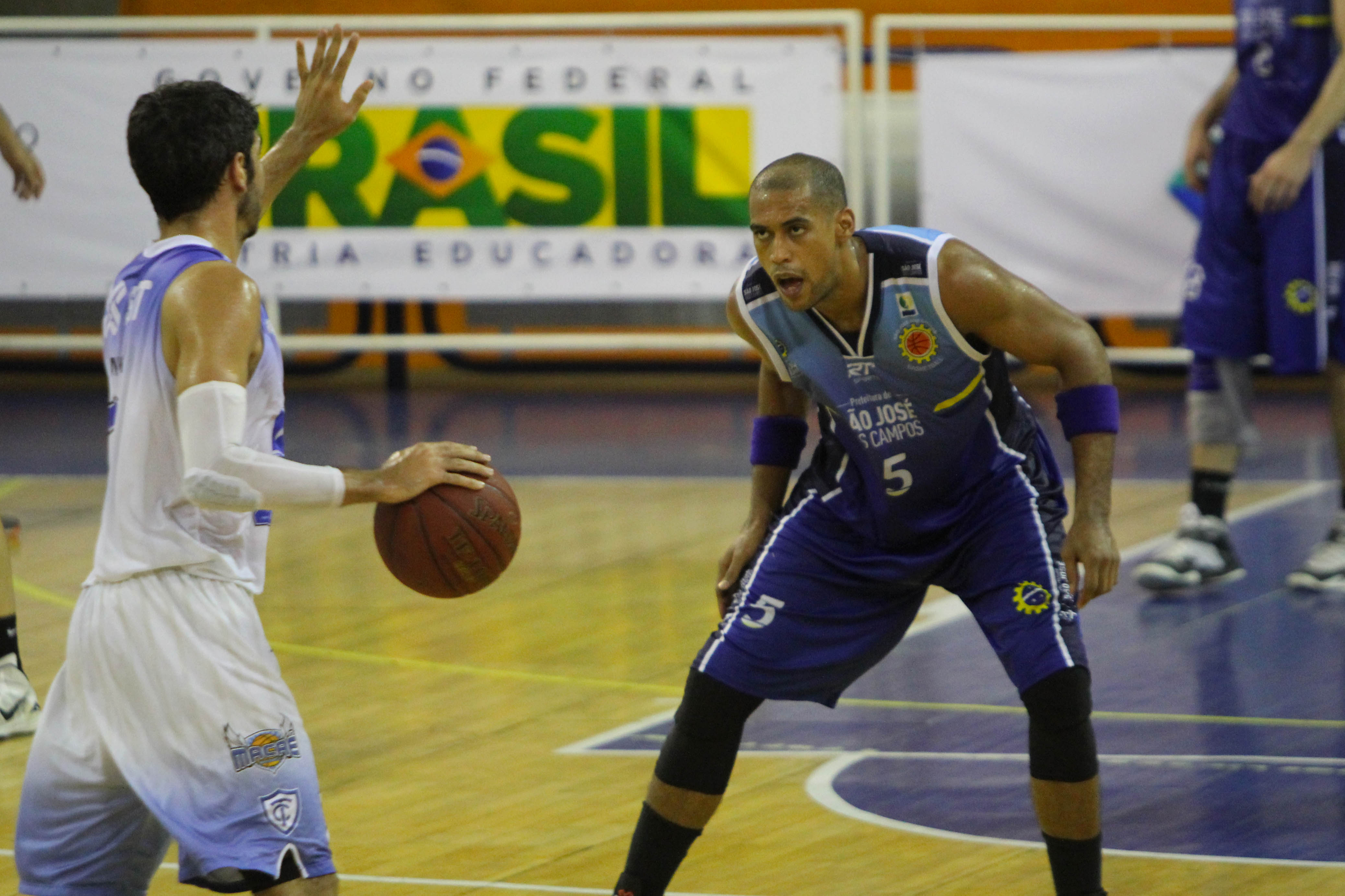 André Goés, do Macaé, e César, do São José