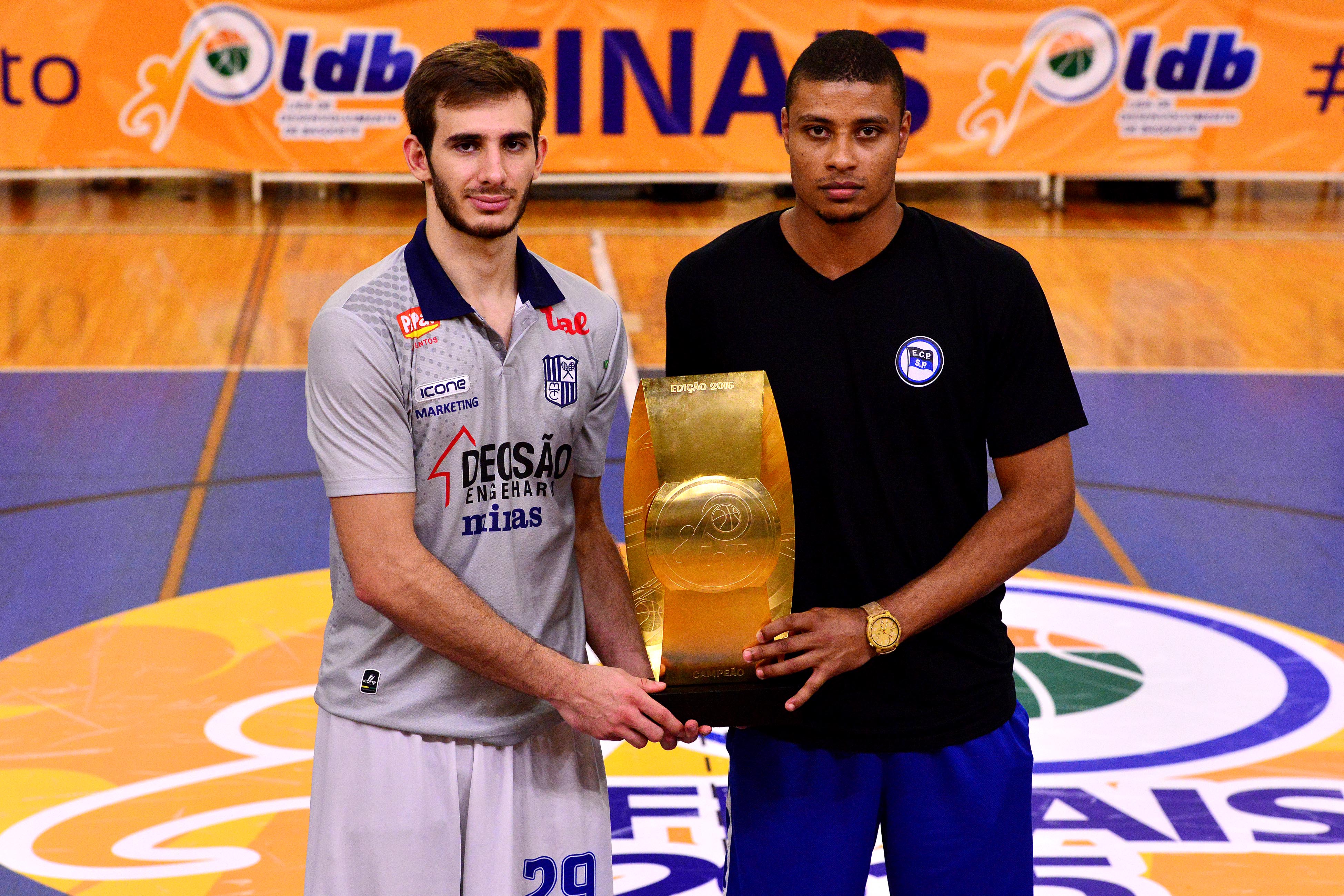 Danilo, do Minas, e Humberto, do Pinheiros, com o troféu de campeão da LDB