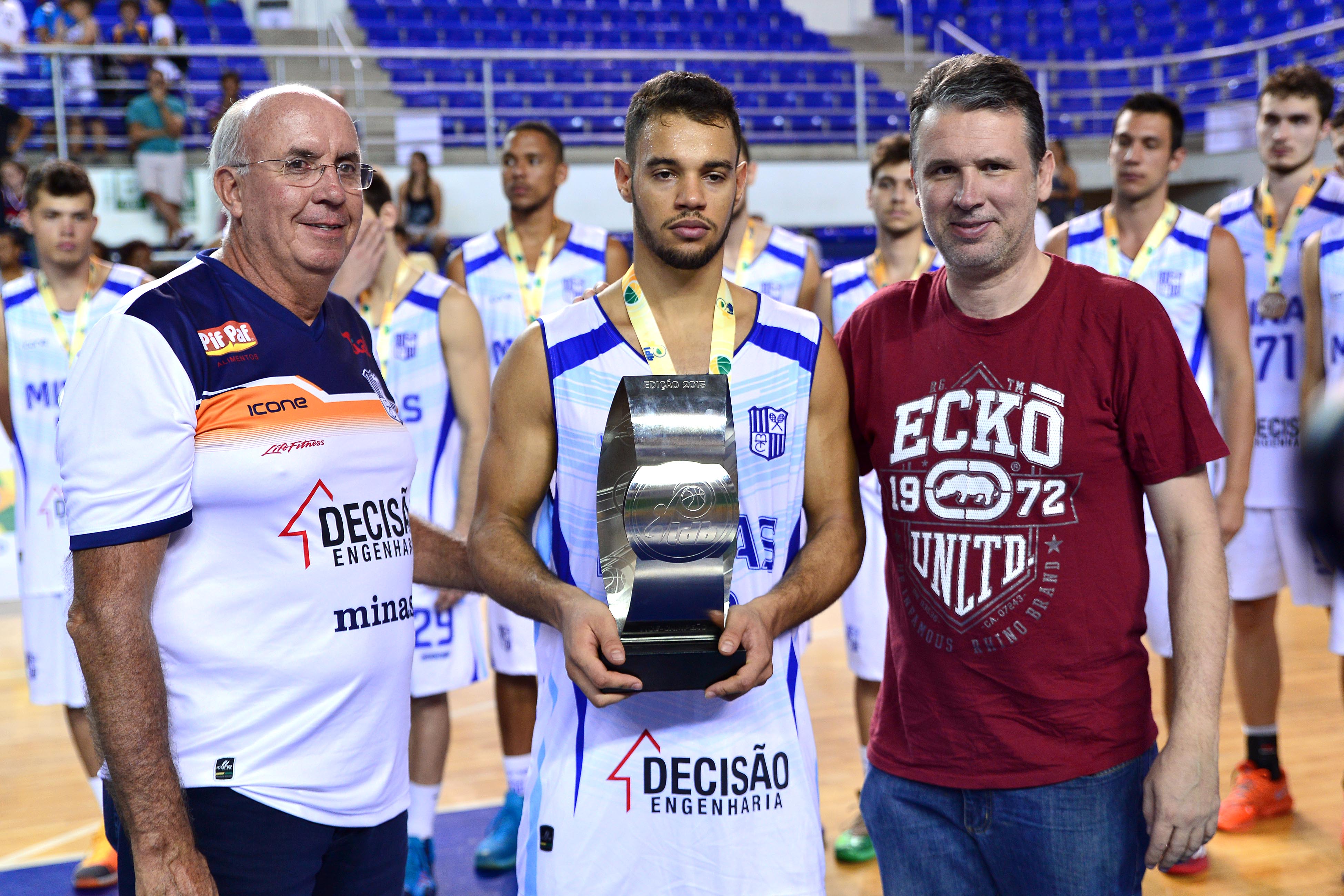 Coelho recebendo o troféu de vice-campeão dos diretores do Minas
