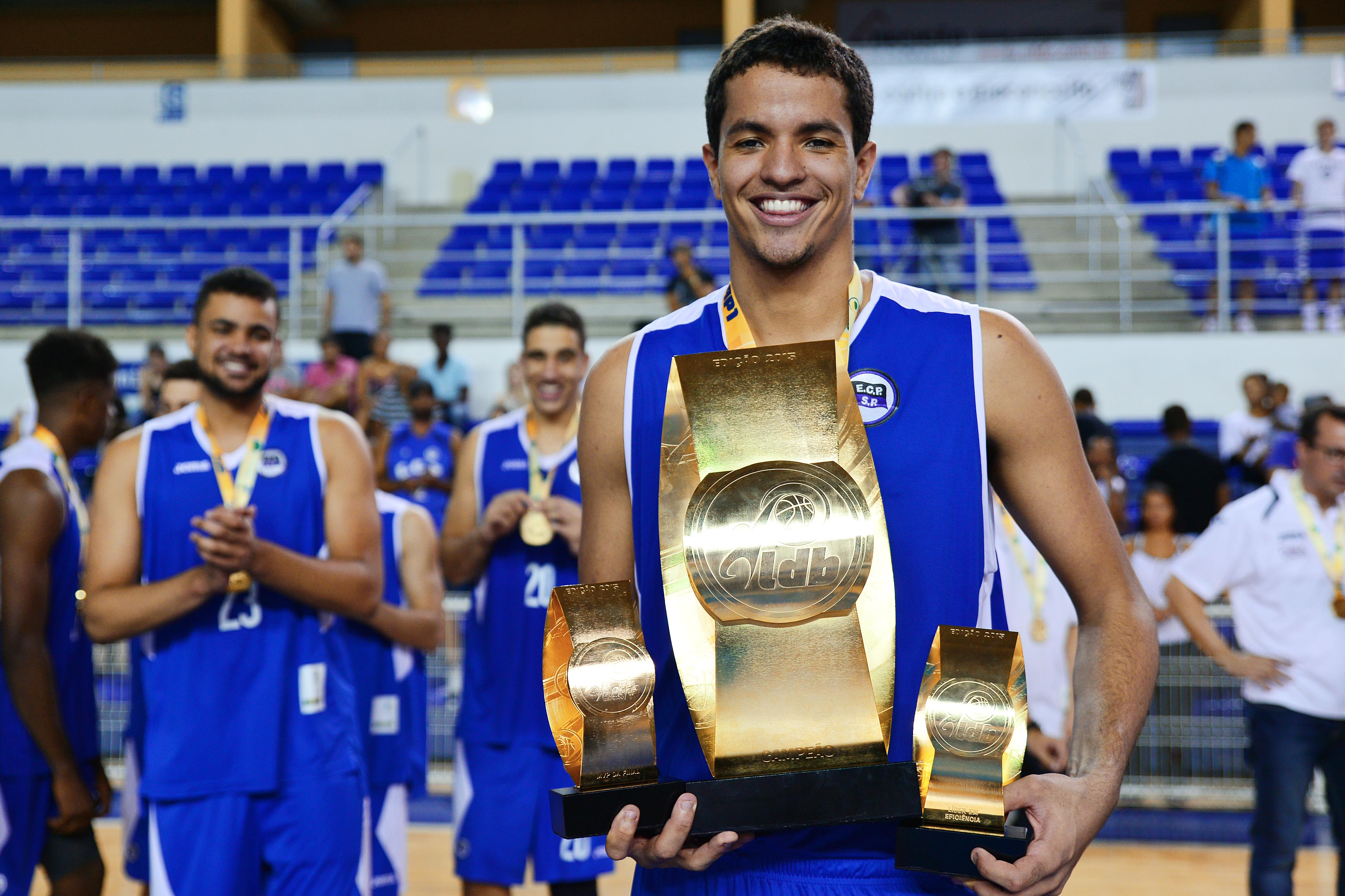 Lucas Dias com os troféus de campeão, MVP da Final e jogador mais eficiente da LDB 2015