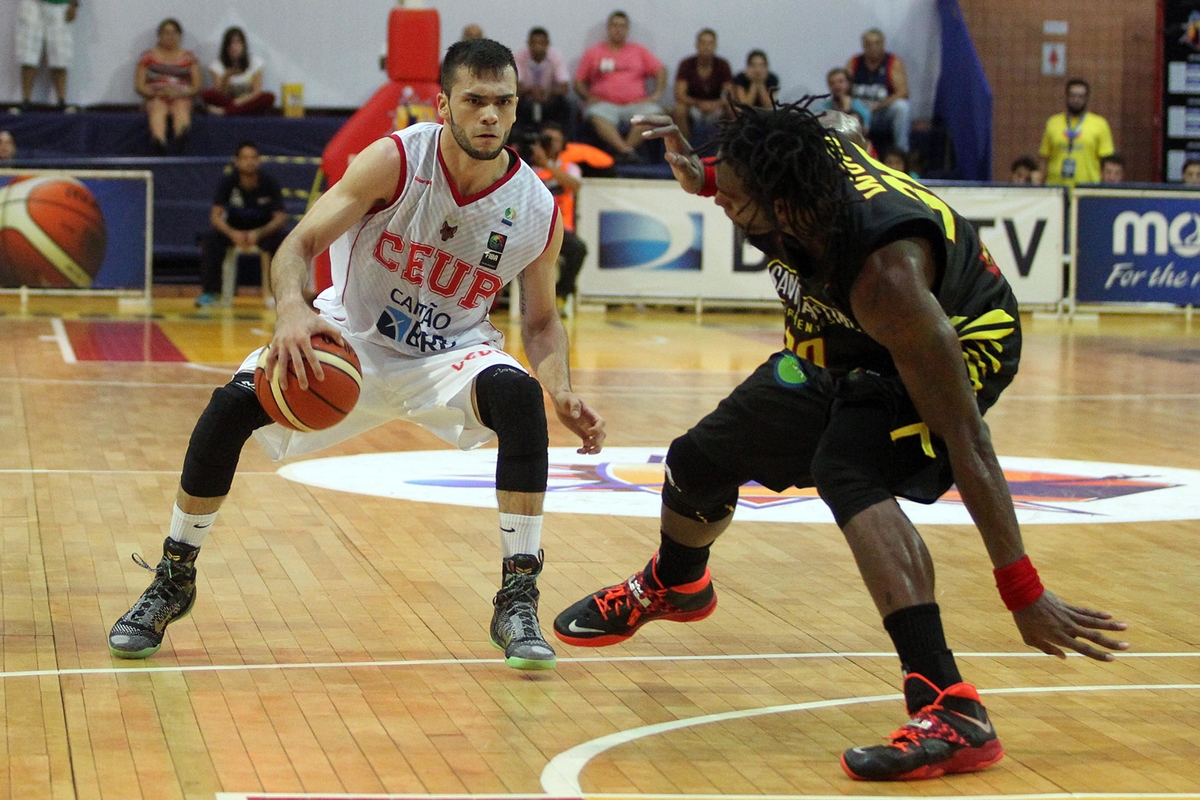 O jovem armador Deryk Ramos foi o grande herói da vitória candanga na primeira partida da decisão da Liga Sul-Americana (Gaspar Nobrega/FIBA Americas)