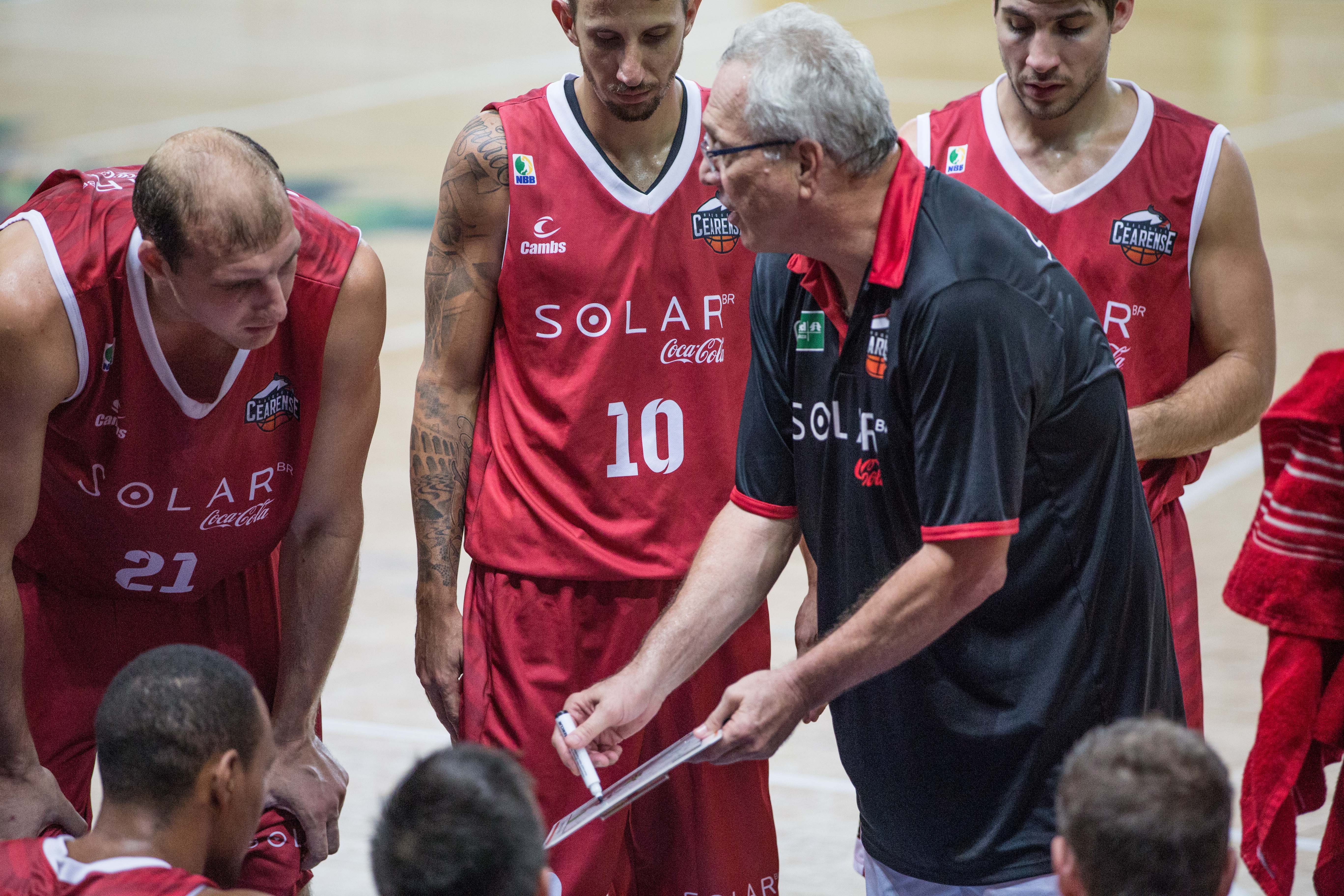 Alberto Bial, técnico, e o elenco do Basquete Cearense