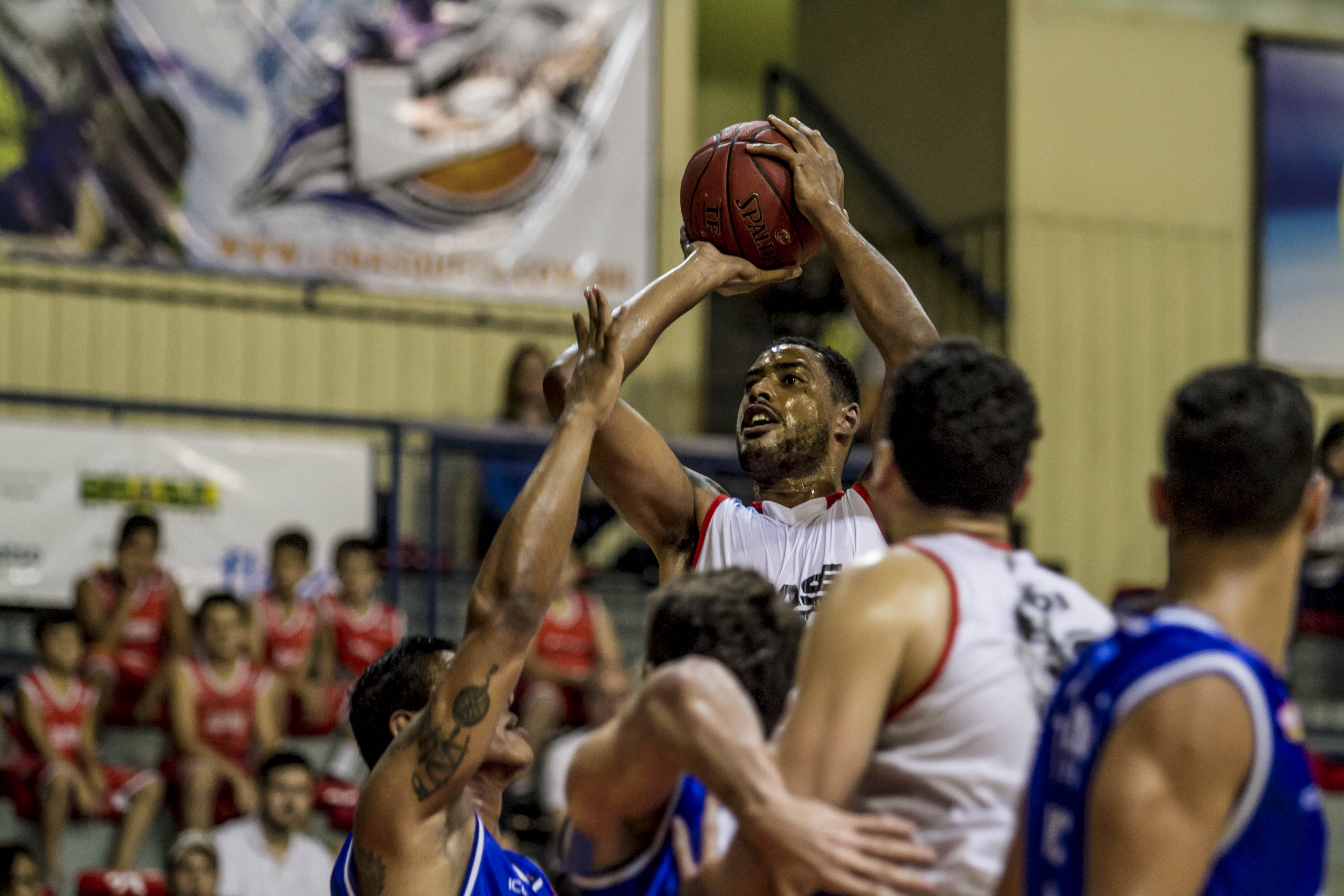 Fab Melo, da Liga Sorocabana, e Shilton, do Minas