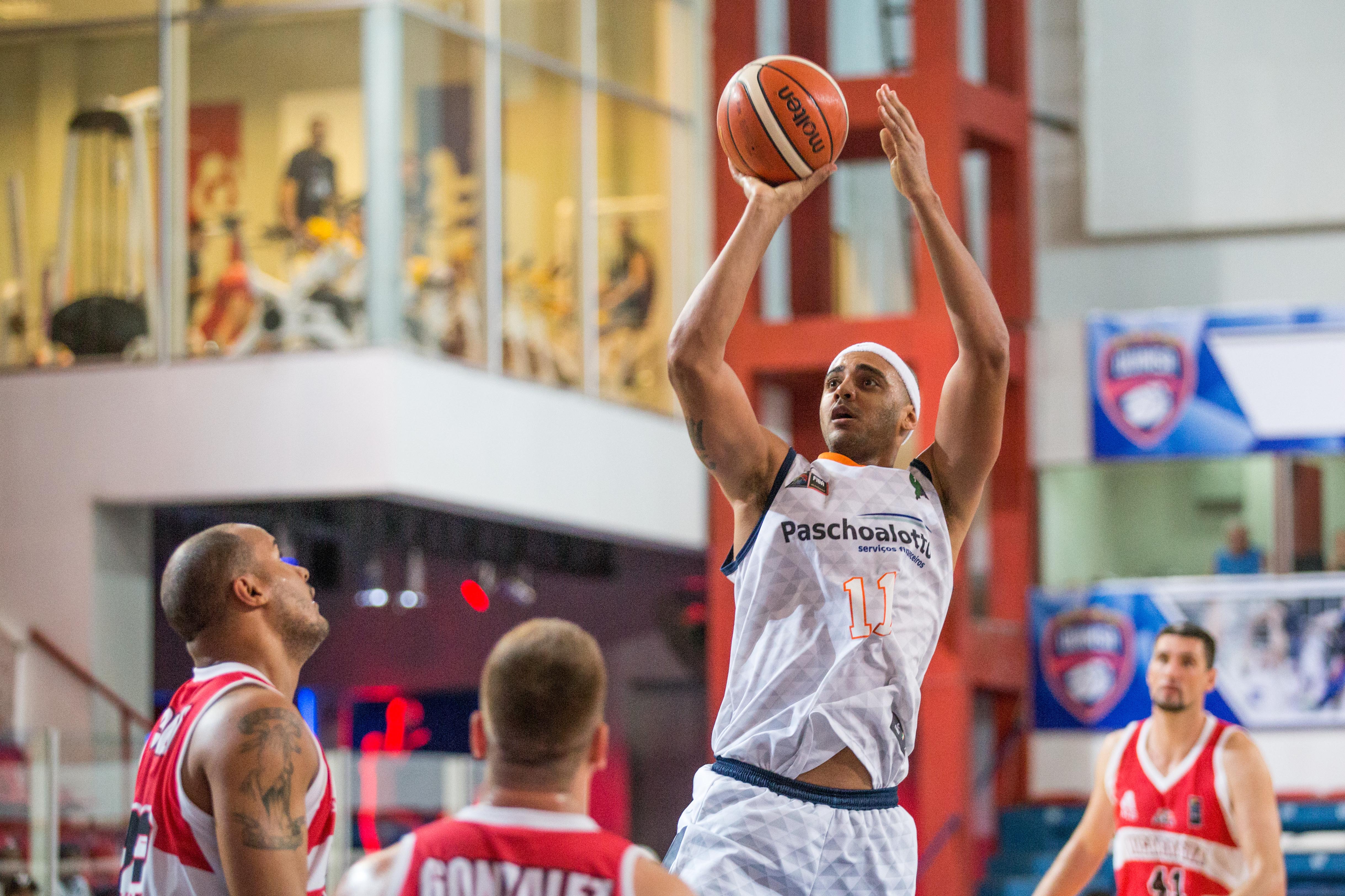 Ao lado de Day, Jefferson comandou a tranquila vitória bauruense sobre a equipe da Nicarágua (Caio Casagrande/Bauru Basket)