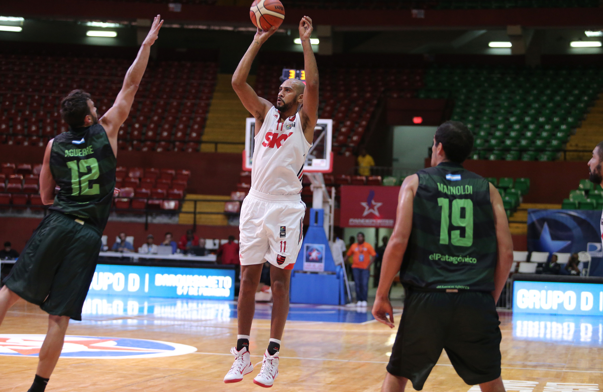 1/29/2016 - Ciudad Panamá, Panamá - Partido entre Flamengo (Brasil) vs Gimnasia y Esgrima de Comodoro (Argentina) durante la Liga de la Americas. (photo: Jose Jimenez-Tirado/FIBA Americas)