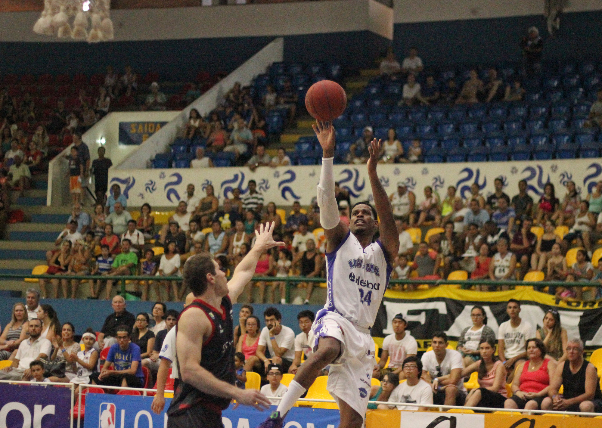 Shamell, do Mogi, e Audrei, do Basquete Ceaarense