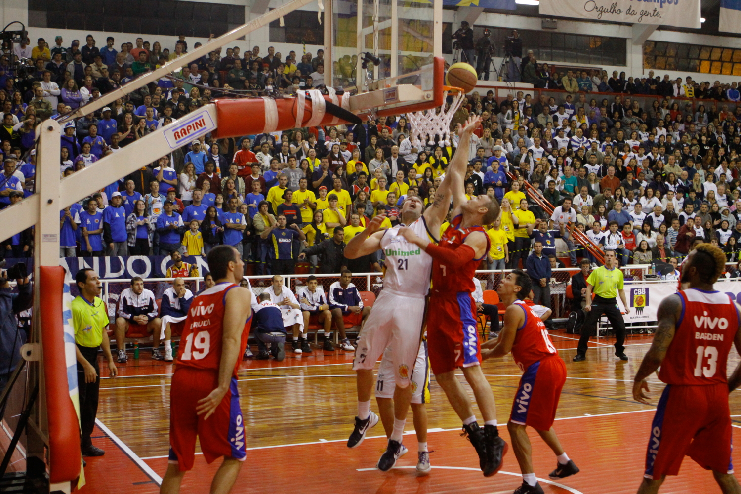 Na temporada 2011/2012 foi vez do São José vencer, por 3 a 0, em série também válida pelas quartas de final (