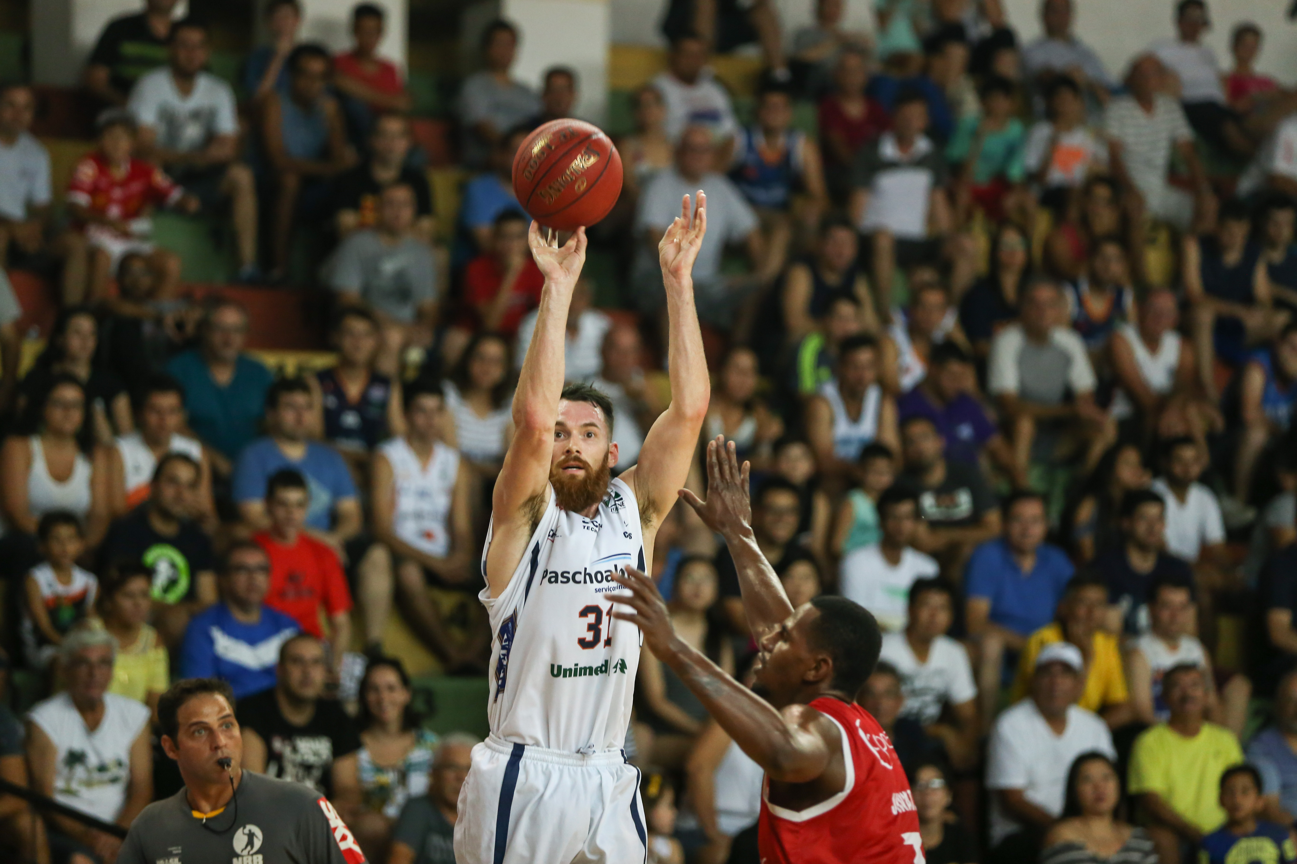 Robert Day, do Bauru, e Jhonatan, do Paulistano